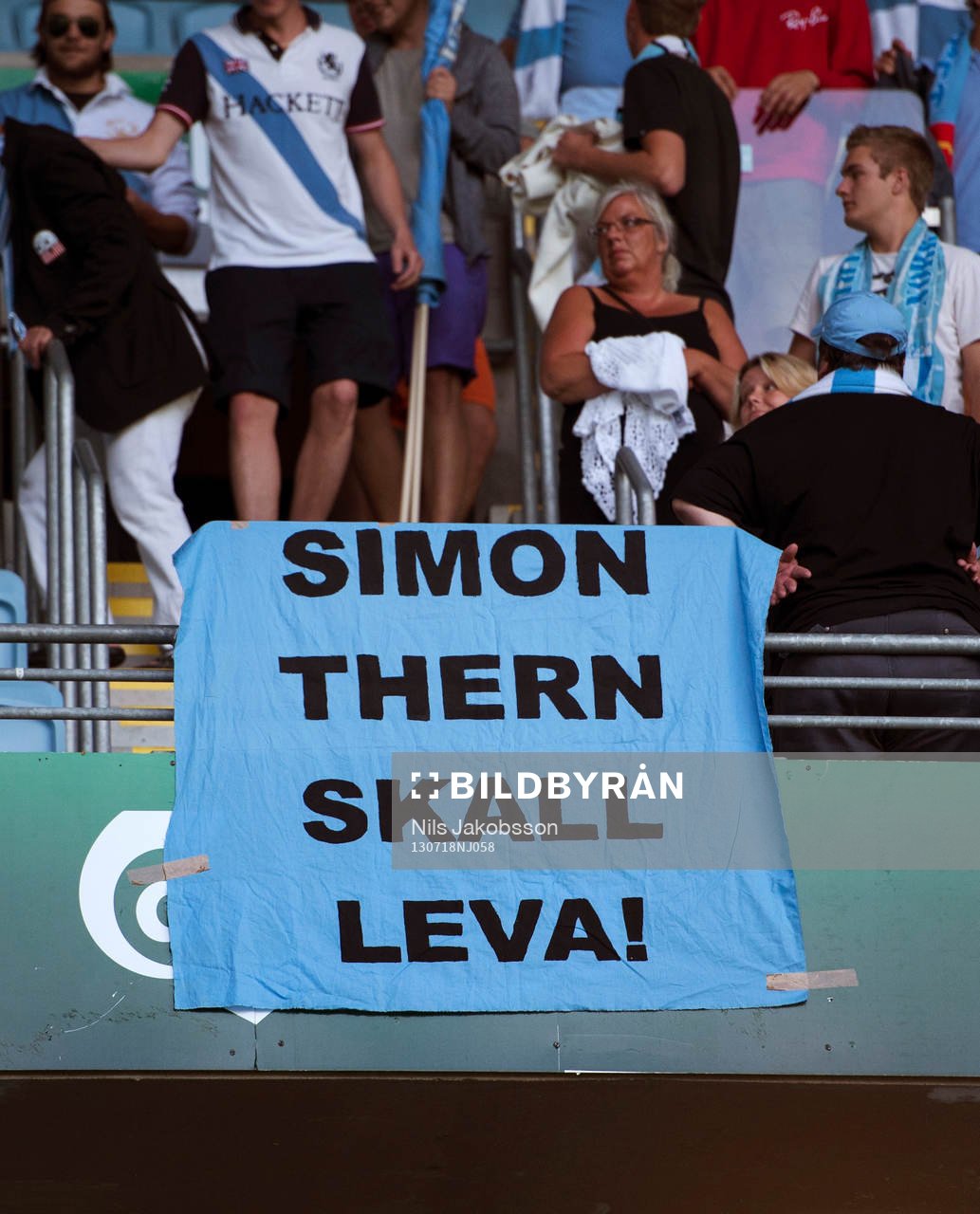 Malmö FFs Simon Thern ska leva säger en banderoll på