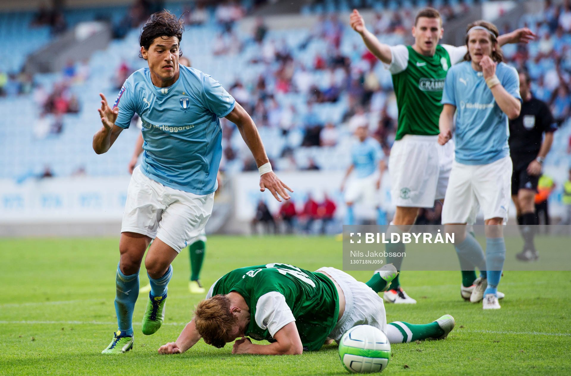 Malmö FFs Miiko Albornoz manglar ner Hibernian FCs Liam