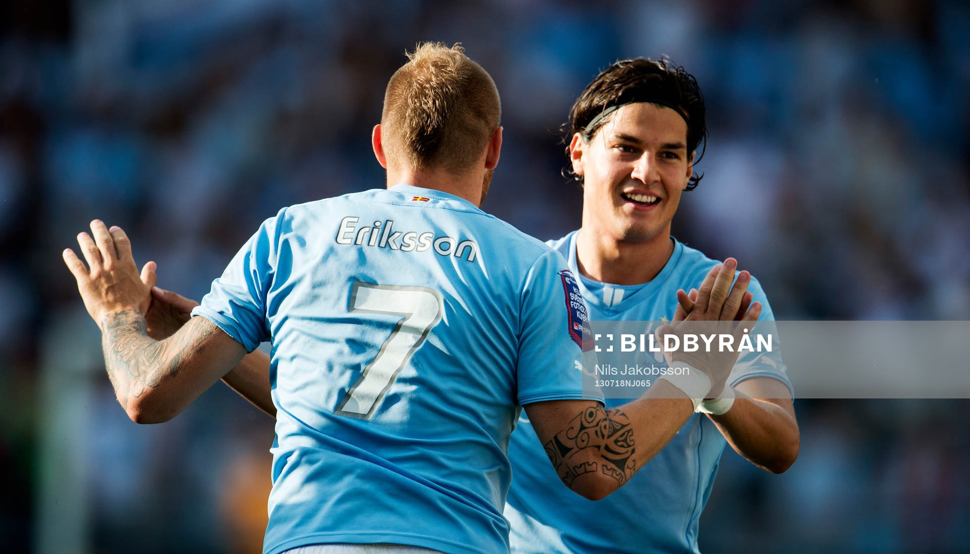 Malmö FFs Magnus Eriksson har gjort 2-0 och gratuleras av