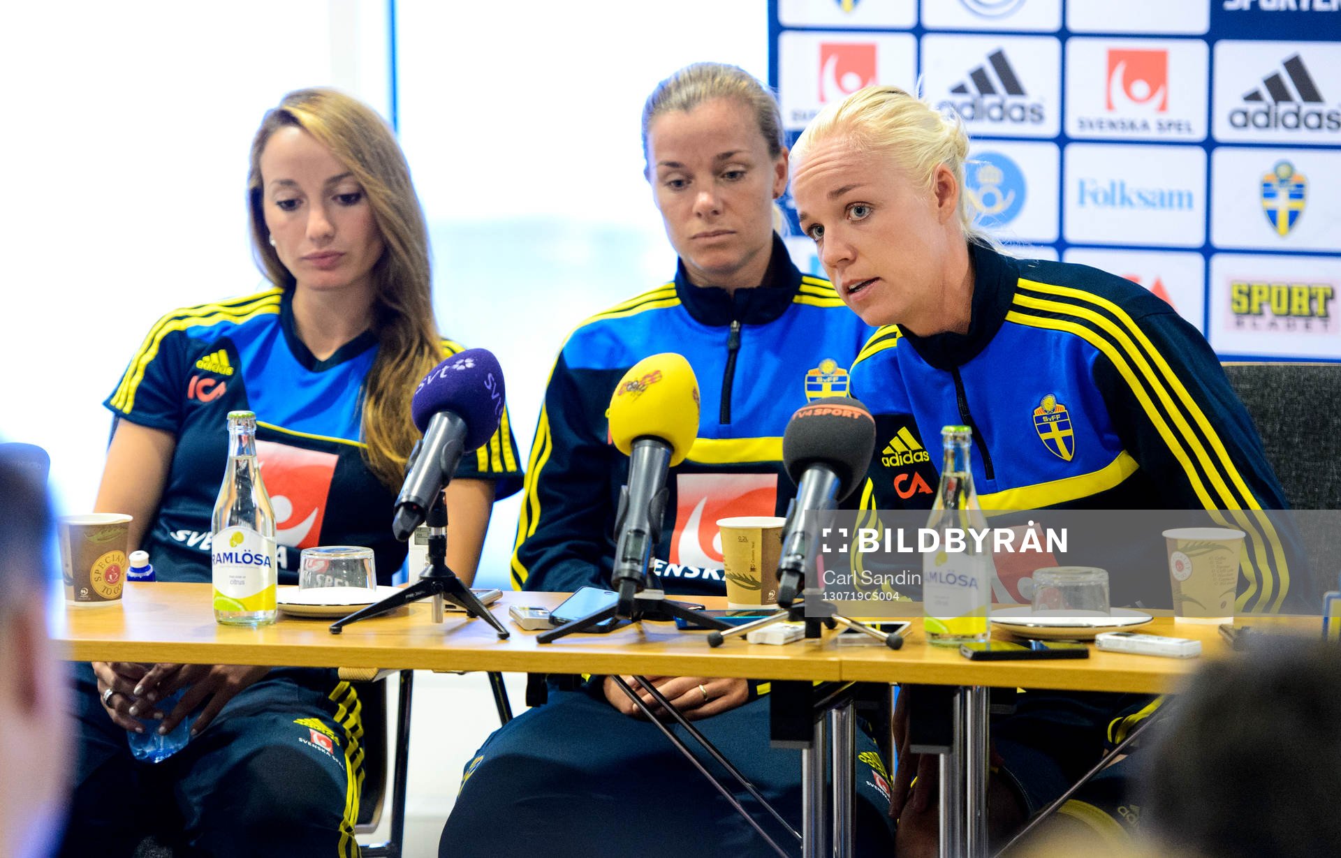 Sveriges Kosovare Asllani, Sara Thunebro och Caroline Seger