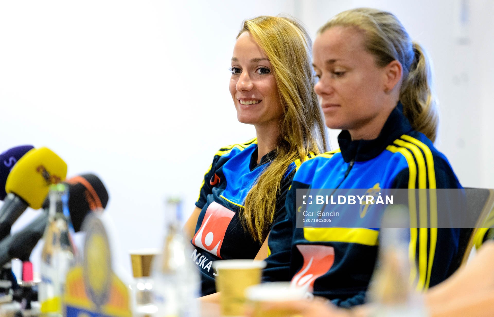 Sveriges Kosovare Asllani ser glad ut