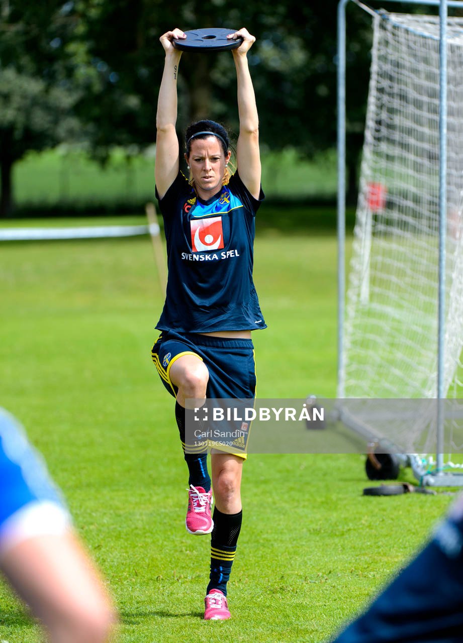 Sveriges Lotta Schelin gör fysövningar under träningen 19 juli 2013 i Falkenberg.