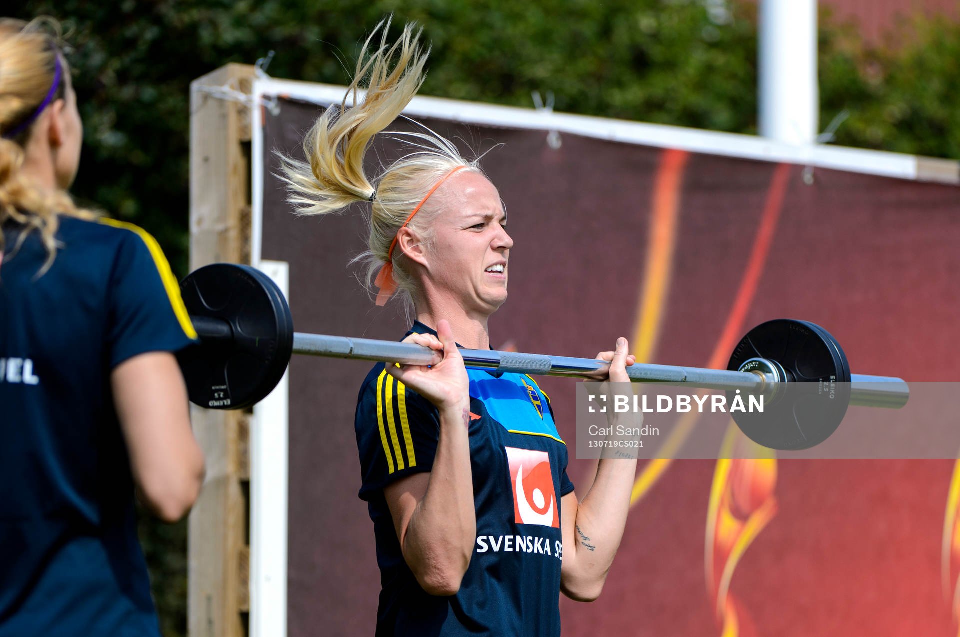 Sveriges Caroline Seger gör fysövningar under träningen 19 juli 2013 i Falkenberg.