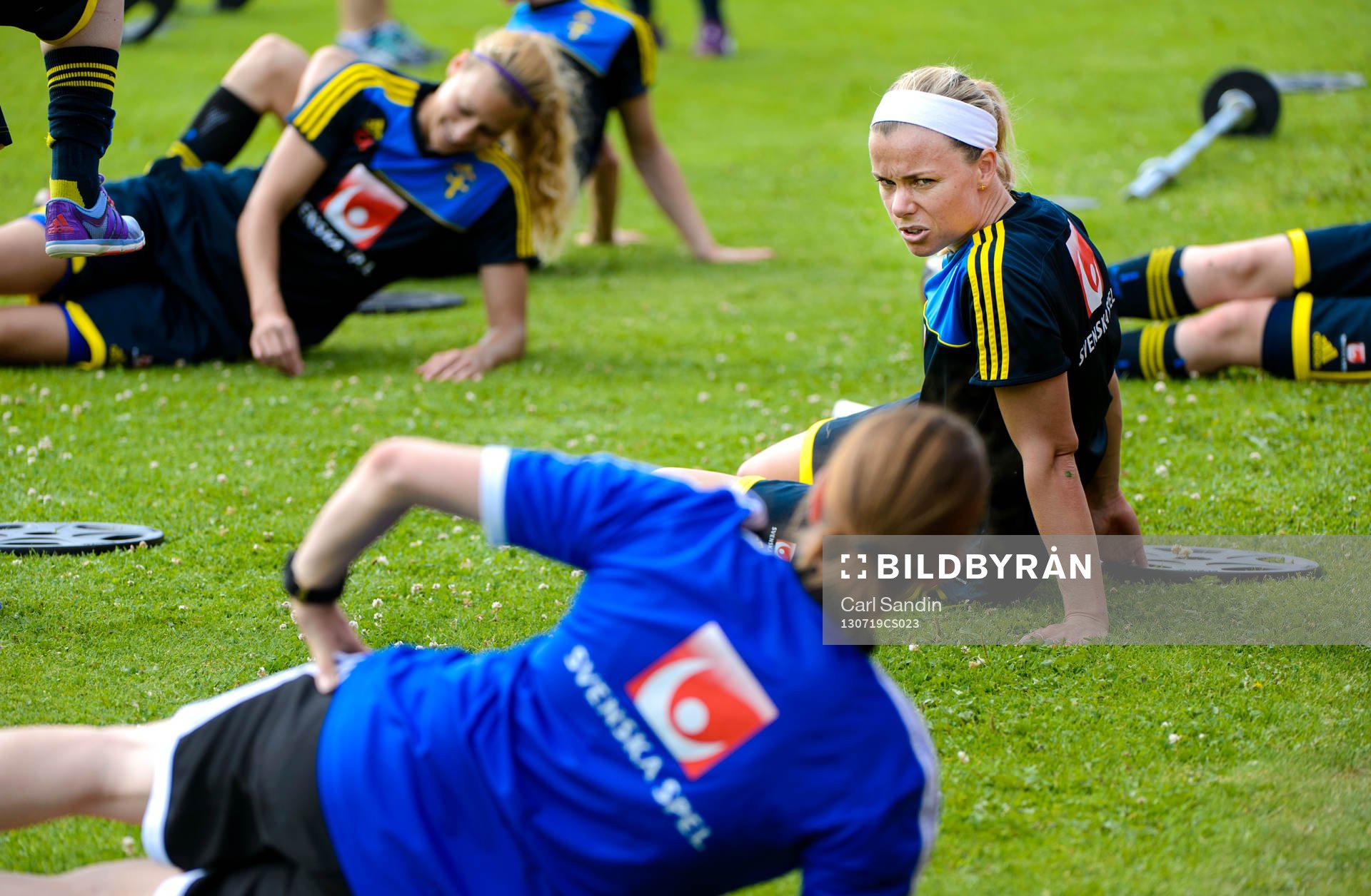 Sveriges Sara Thunebro pratar med fysiolog Helena Andersson (vänd från kameran) under träningen 19 juli 2013 i Falkenberg.