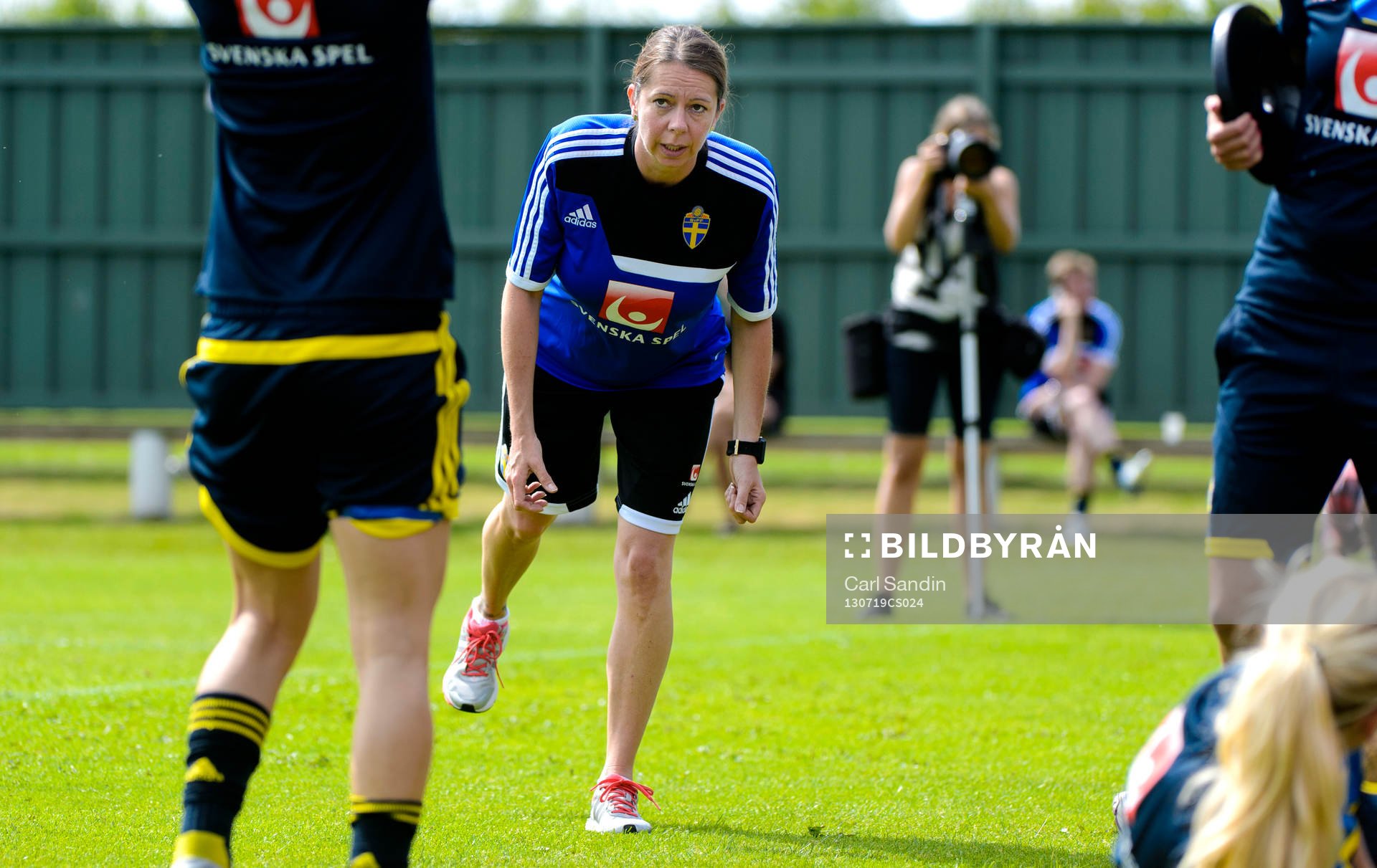 Sveriges fysiolog Helena Andersson instruerar  under träningen 19 juli 2013 i Falkenberg.