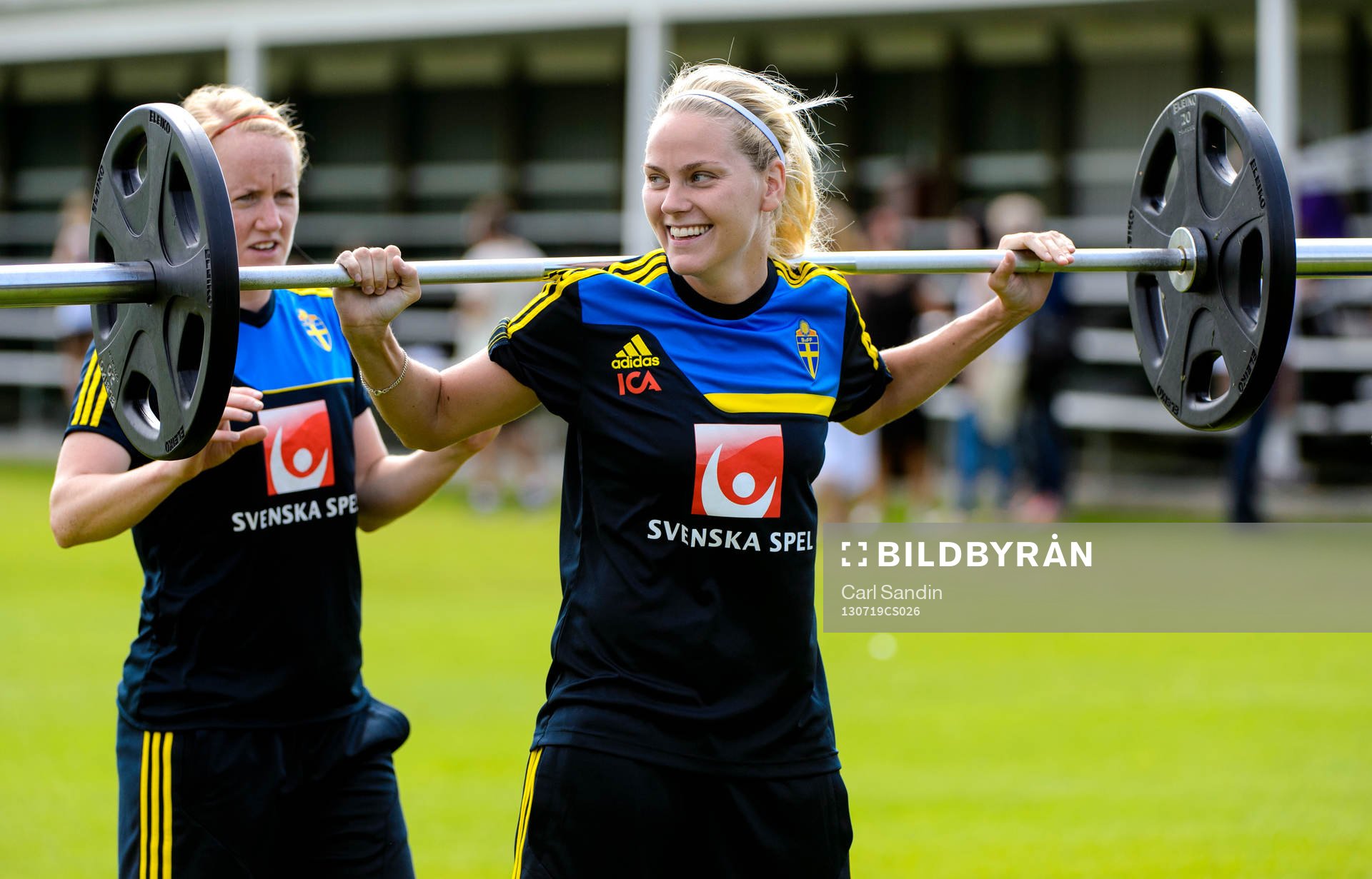 Sveriges Lisa Dahlkvist gör fysövningar under träningen 19 juli 2013 i Falkenberg.