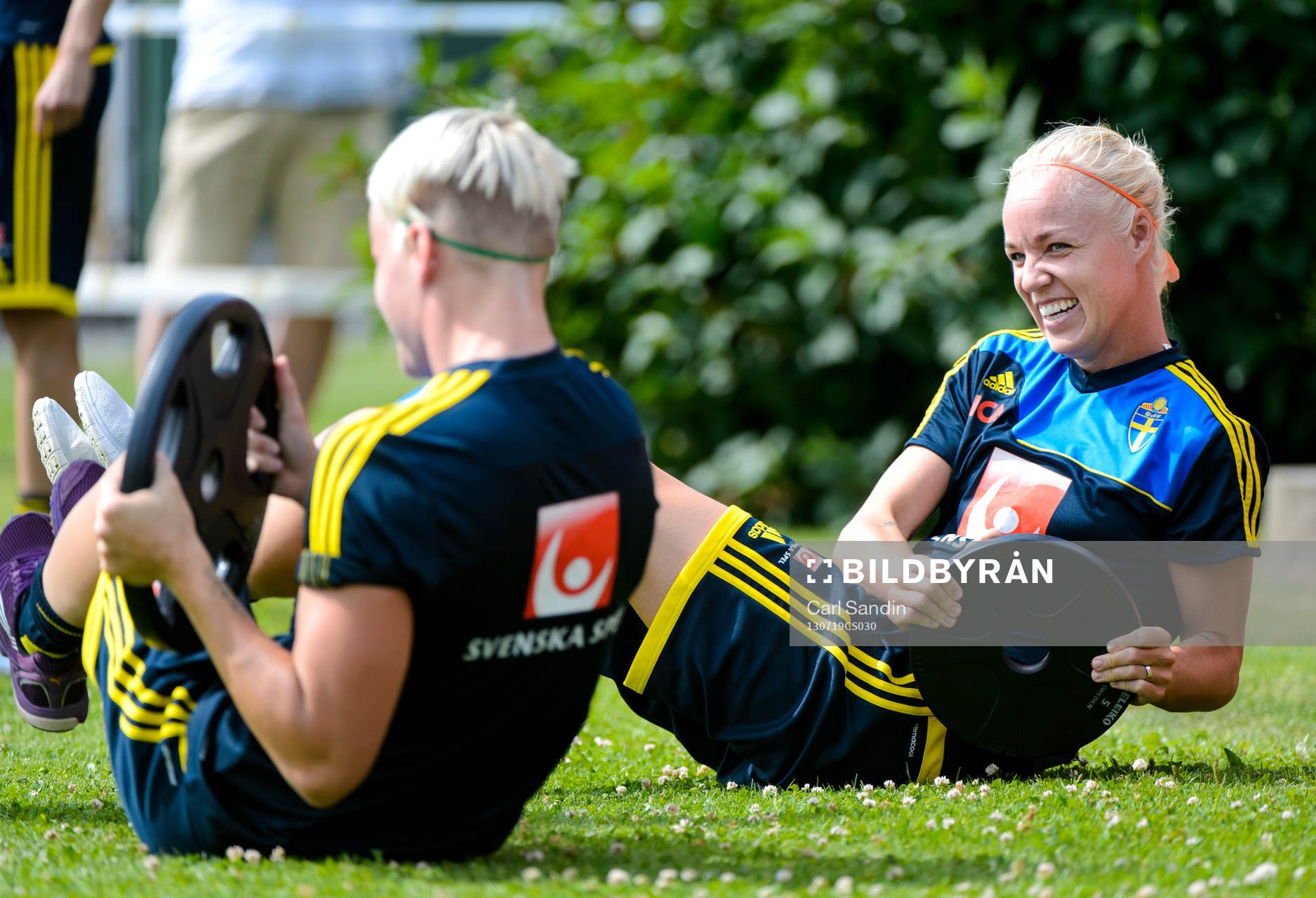 Sveriges Caroline Seger gör fysövningar under träningen 19 juli 2013 i Falkenberg.