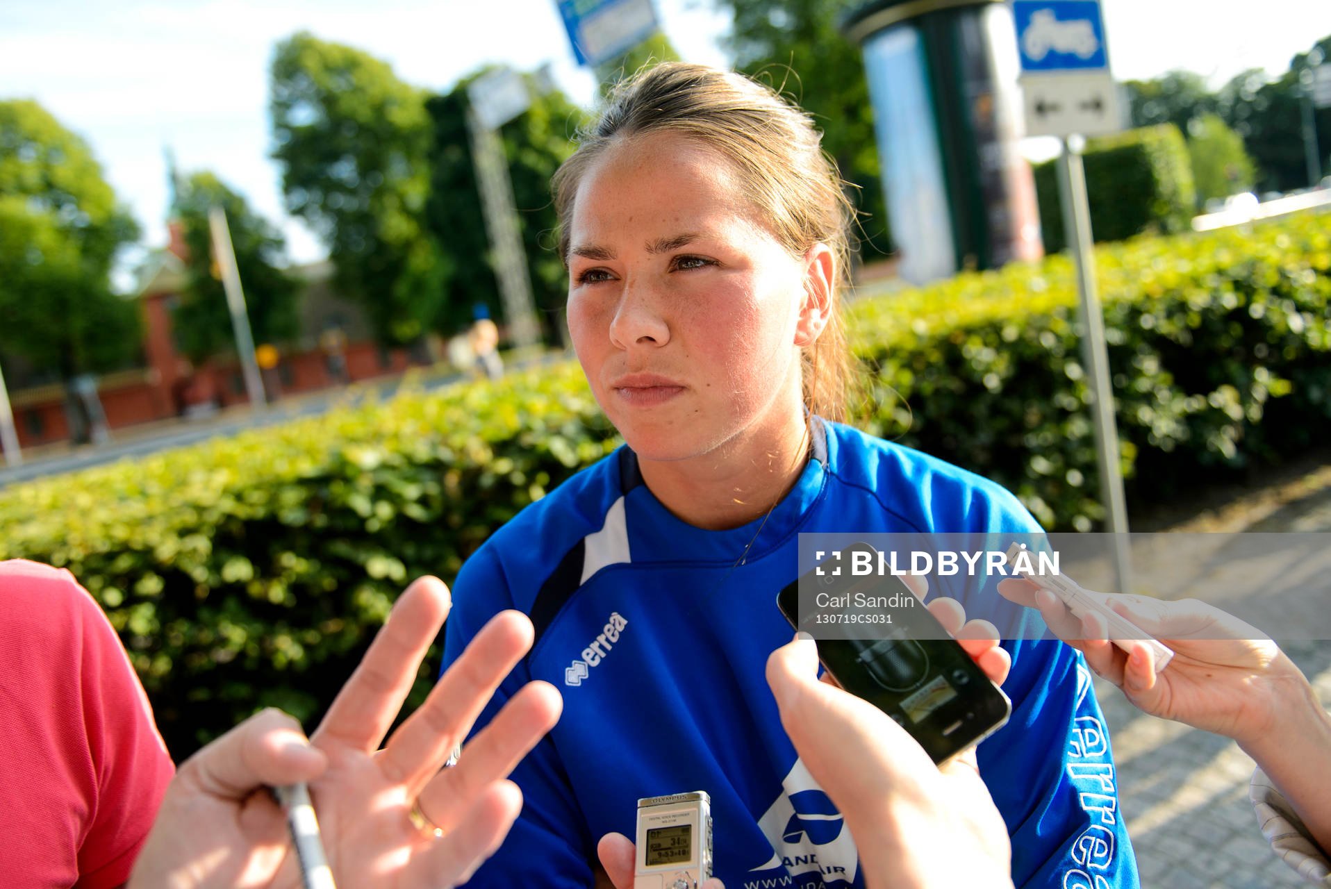 Islands Sara Björk Gunnarsdottir blir intervjuad  under pressträffen på spelarhotellet 19 juli 2013 i Halmstad.
