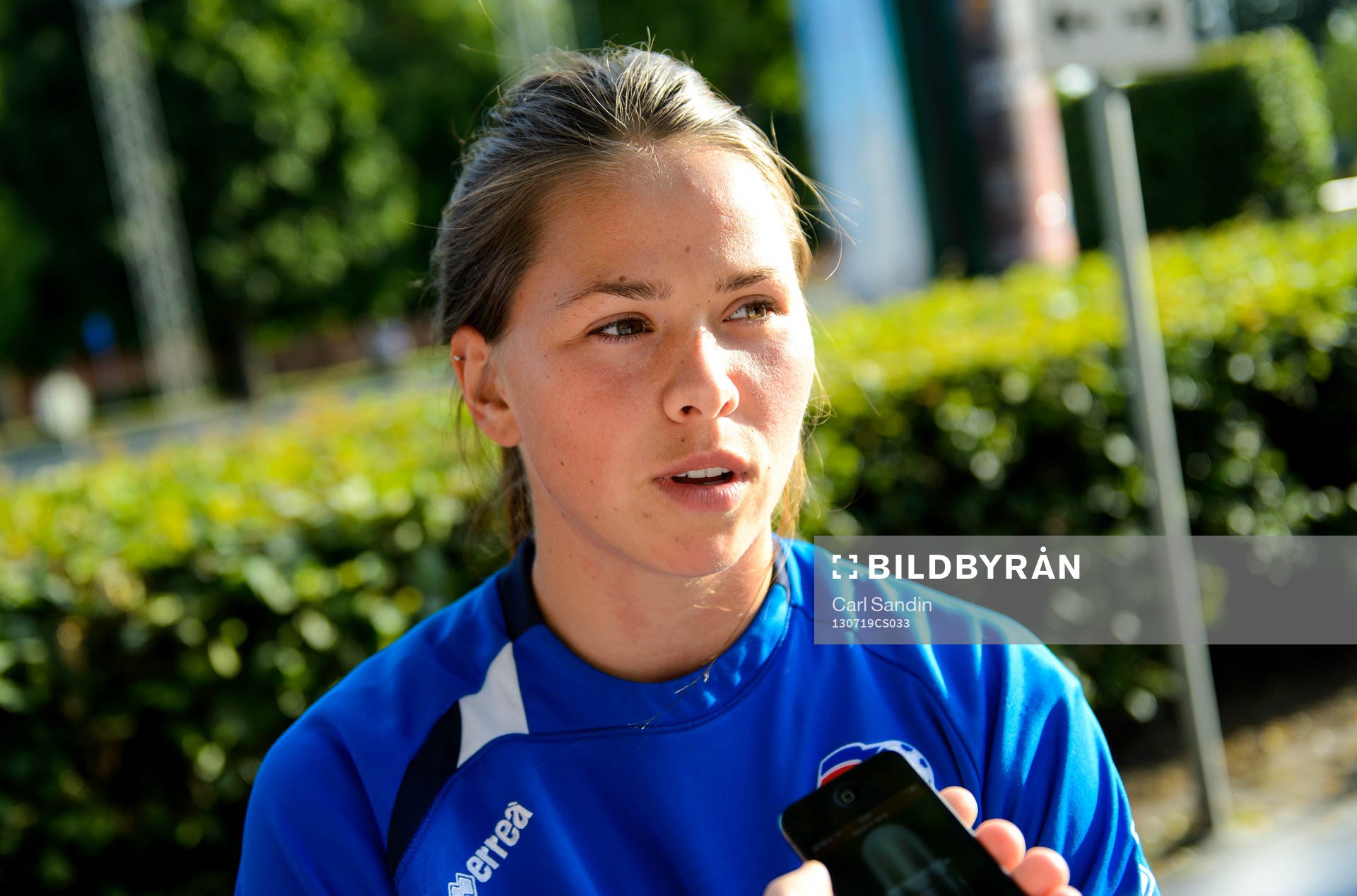 Islands Sara Björk Gunnarsdottir blir intervjuad  under pressträffen på spelarhotellet 19 juli 2013 i Halmstad.