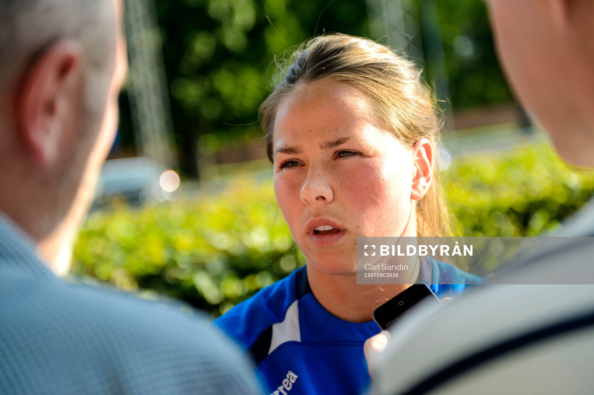 Islands Sara Björk Gunnarsdottir blir intervjuad  under pressträffen på spelarhotellet 19 juli 2013 i Halmstad.
