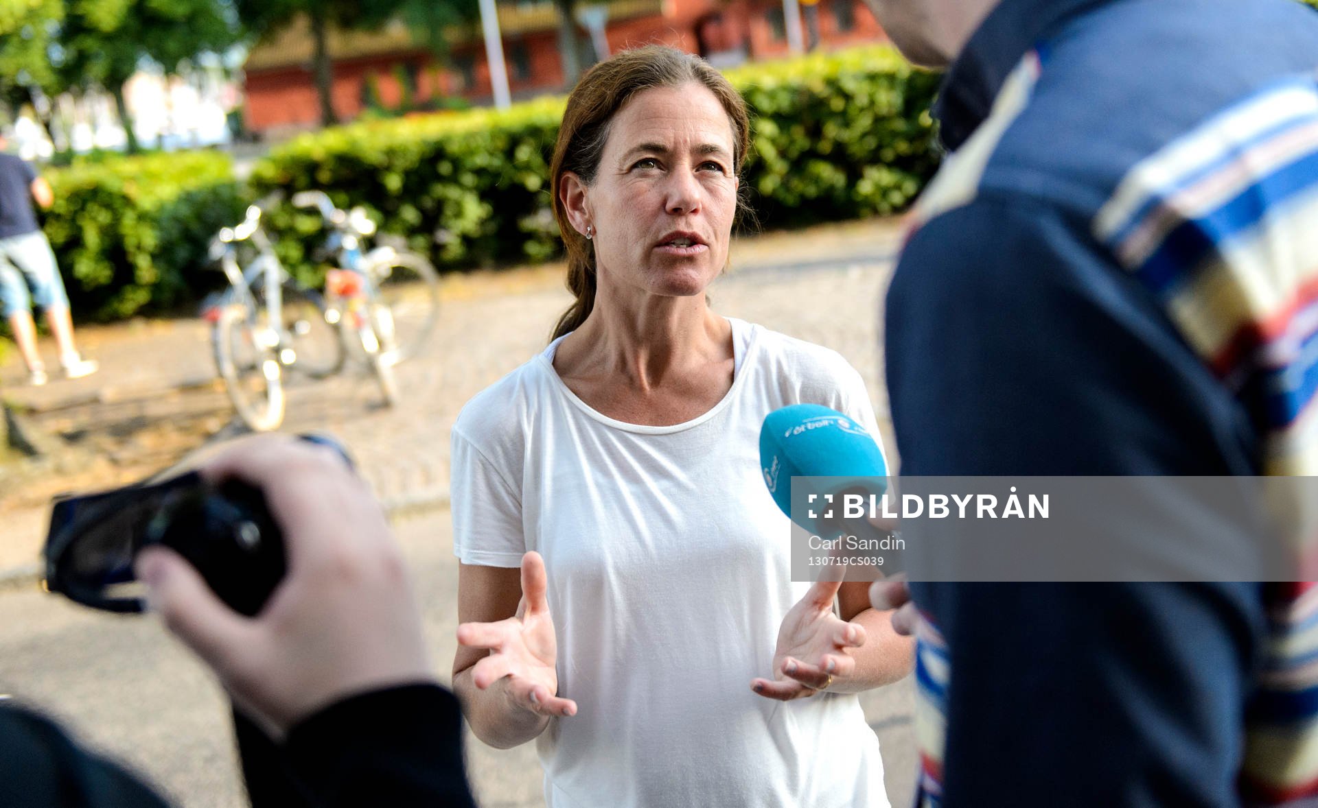Aftonbladets journalist Petra Thorén blir intervjuad av isländsk tv under pressträffen på spelarhotellet 19 juli 2013 i Halmstad.