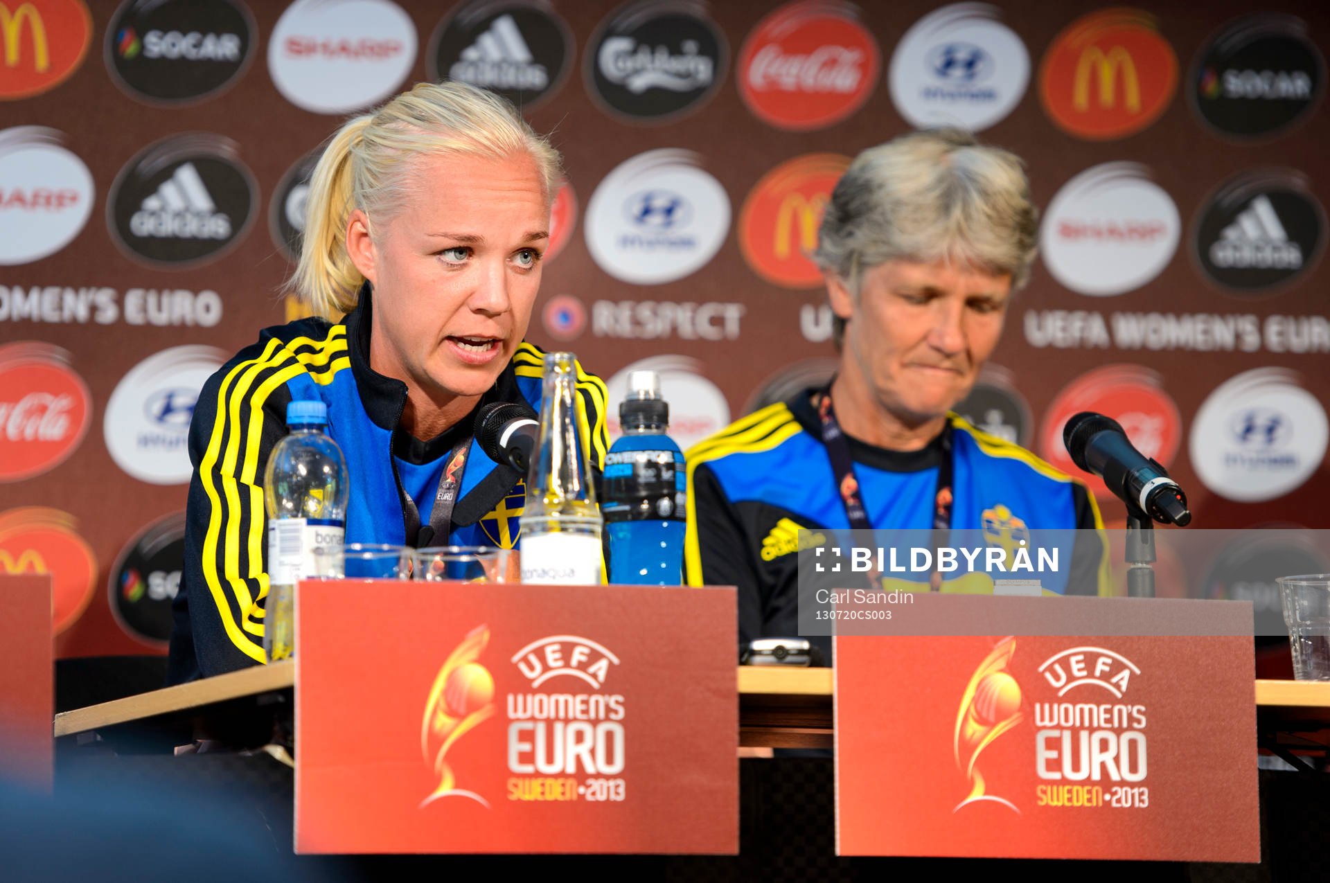 Sveriges Caroline Seger och förbundskapten Pia Sundhage