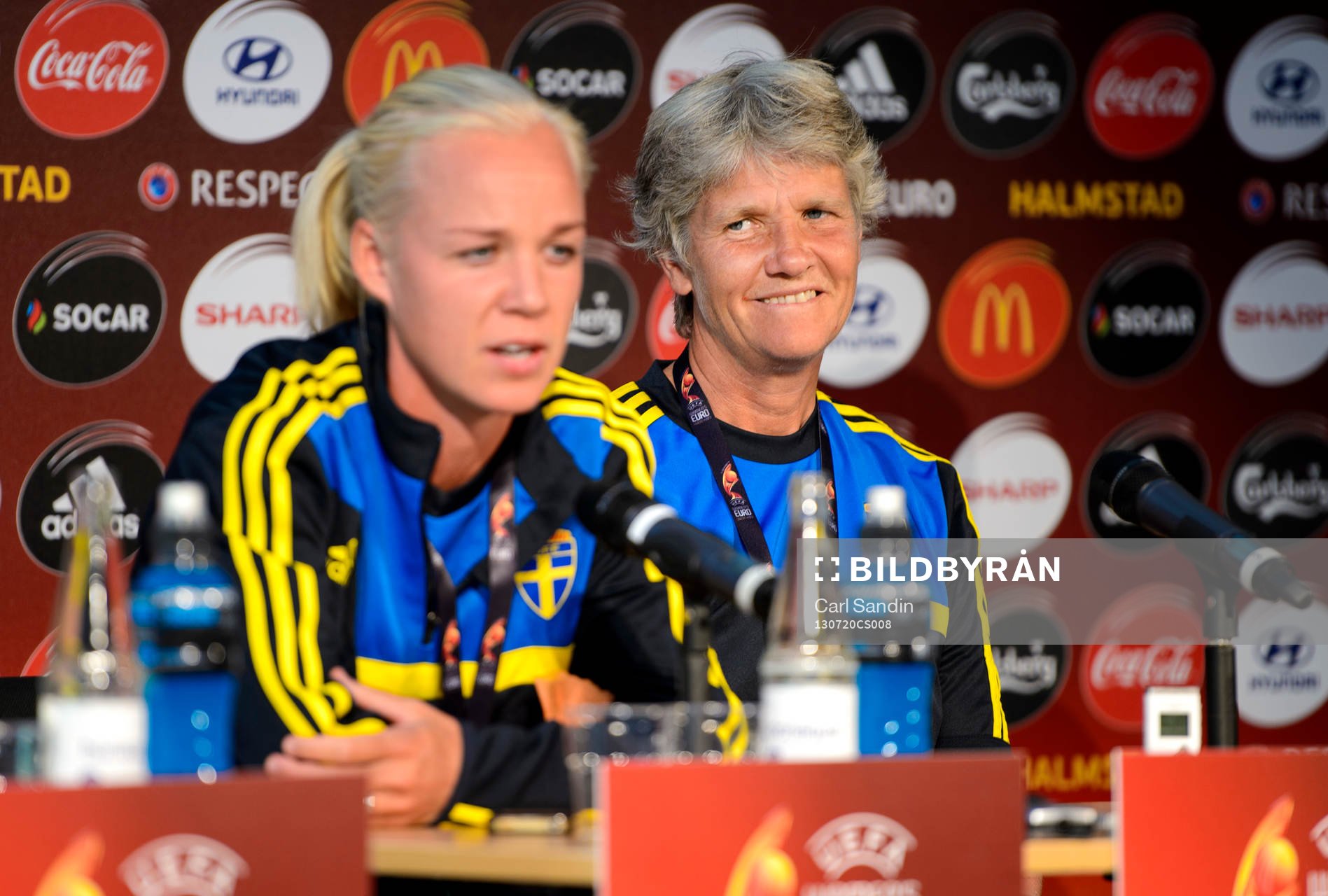 Sveriges Caroline Seger och förbundskapten Pia Sundhage