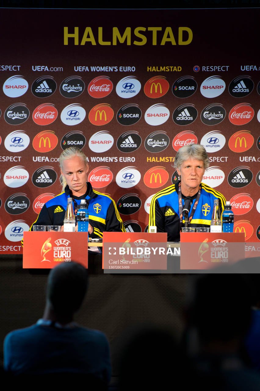 Sveriges Caroline Seger och förbundskapten Pia Sundhage
