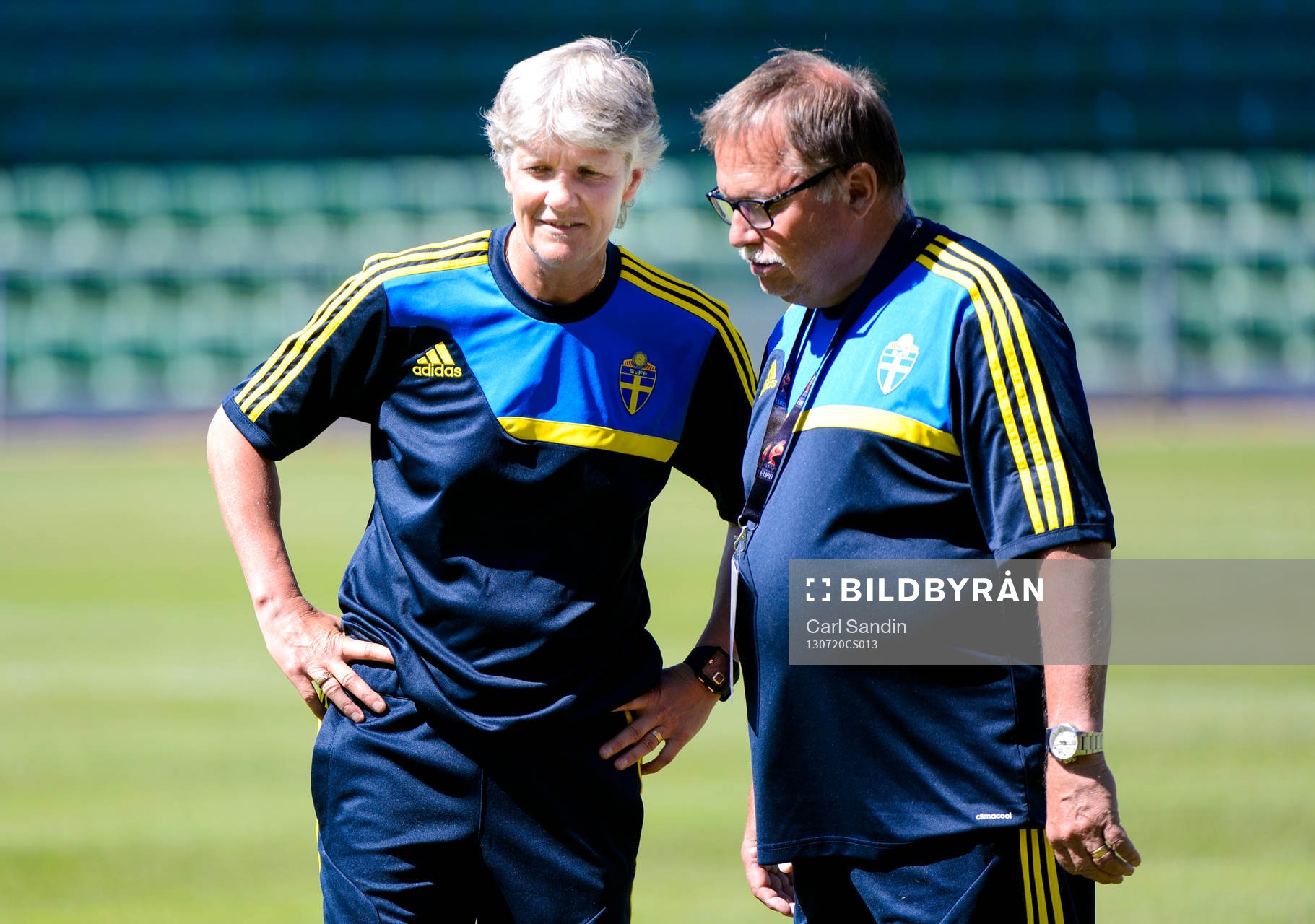Sveriges förbundskapten Pia Sundhage pratar med läkare