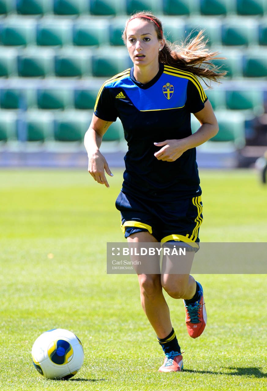 Sveriges Kosovare Asllani med bollen