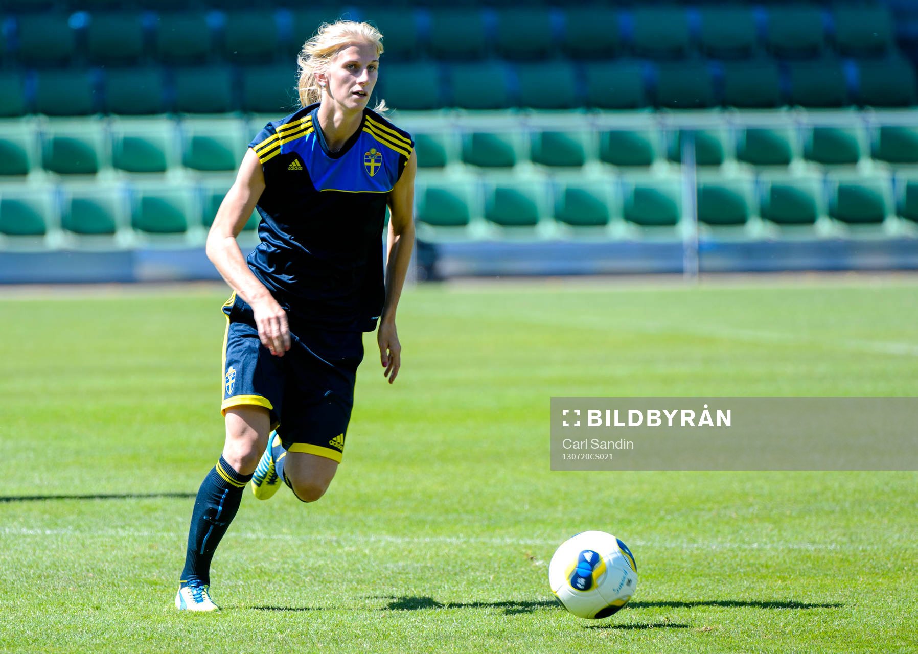 Sveriges Sofia Jakobsson med bollen