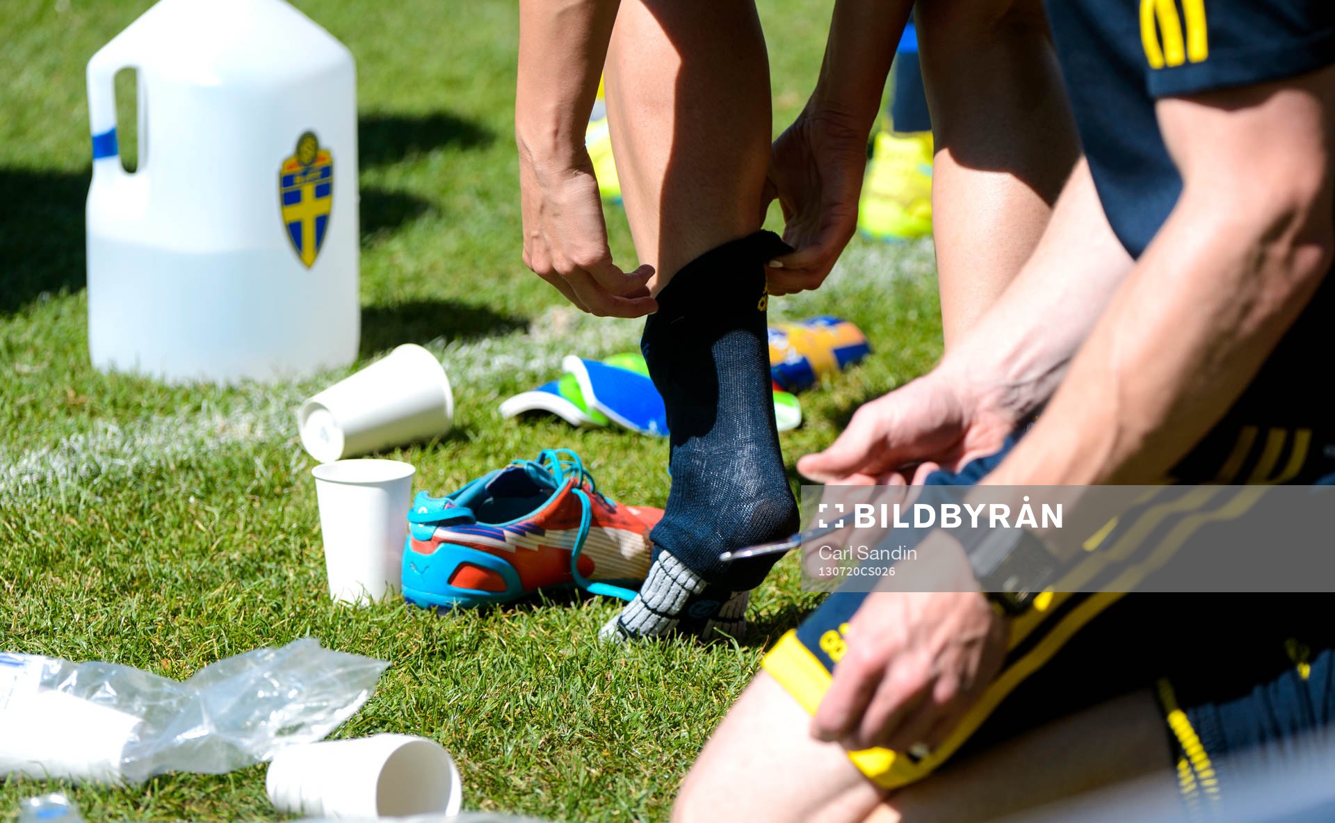 Sveriges Kosovare Asllani får sin fot kollad under träningen inför kvartsfinalen mot Island i dam-EM i fotboll 20 juli 2013 i Halmstad.
