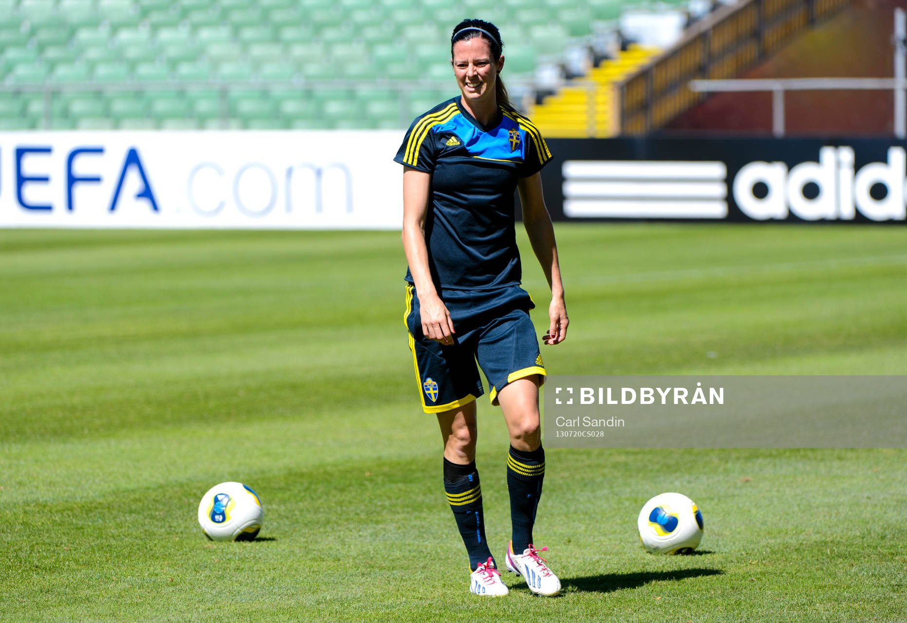 Sveriges Lotta Schelin under träningen inför kvartsfinalen mot Island i dam-EM i fotboll 20 juli 2013 i Halmstad.