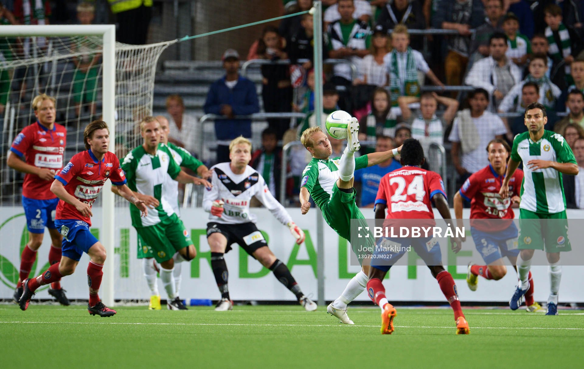 Hammarbys Erik Sundin försöker sig på en cykelspark