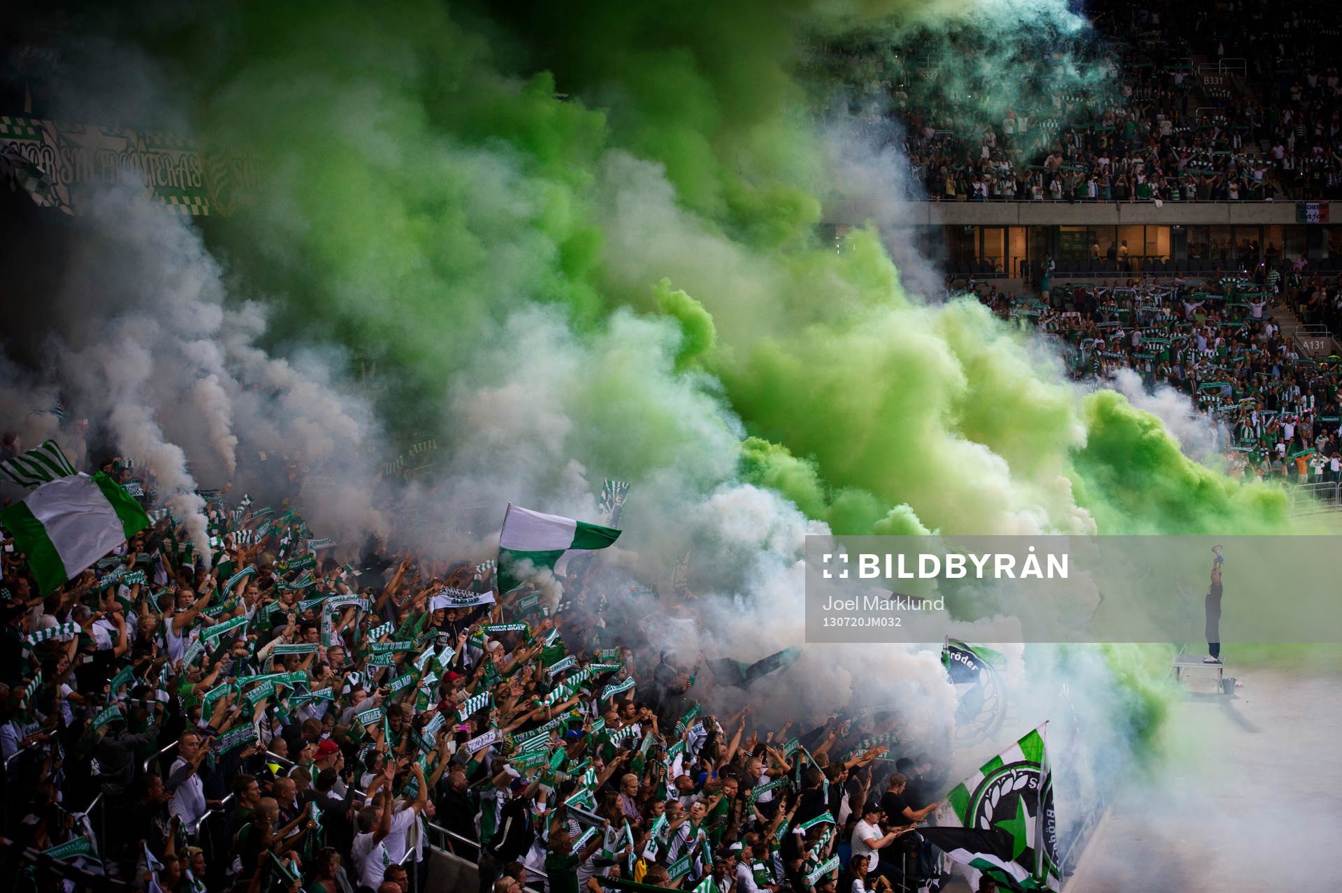 Rök från bengaleldar tänds i Hammarbys klack