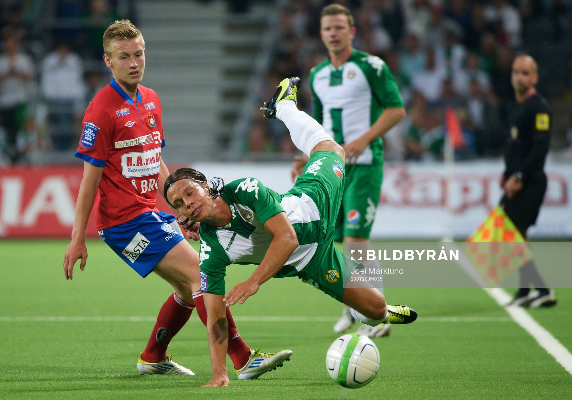 Örgrytes Sebastian Ohlsson fäller Hammarbys Erik Figueroa