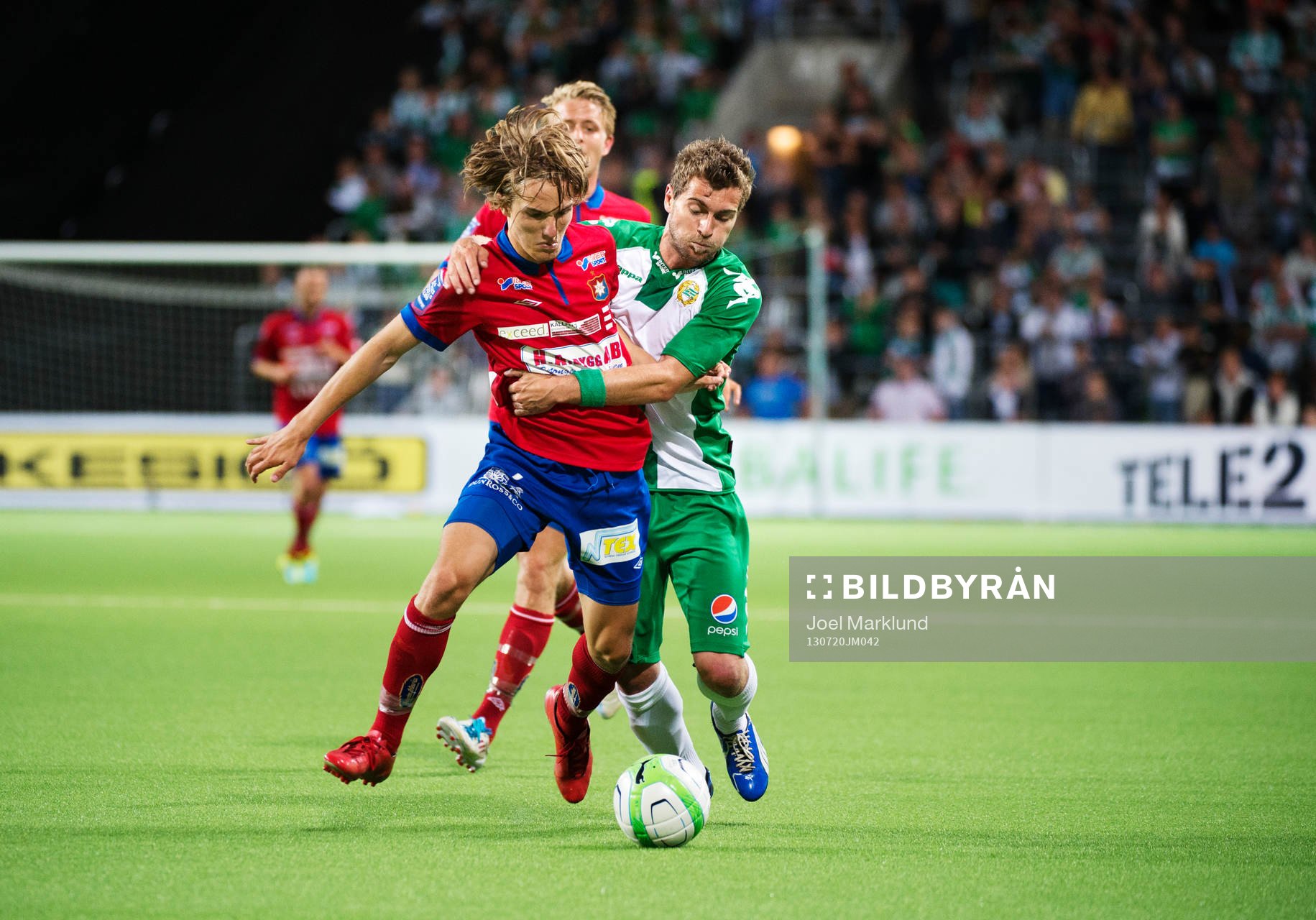 Örgrytes Jakob Lindström utmanas av Hammarbys Christophe