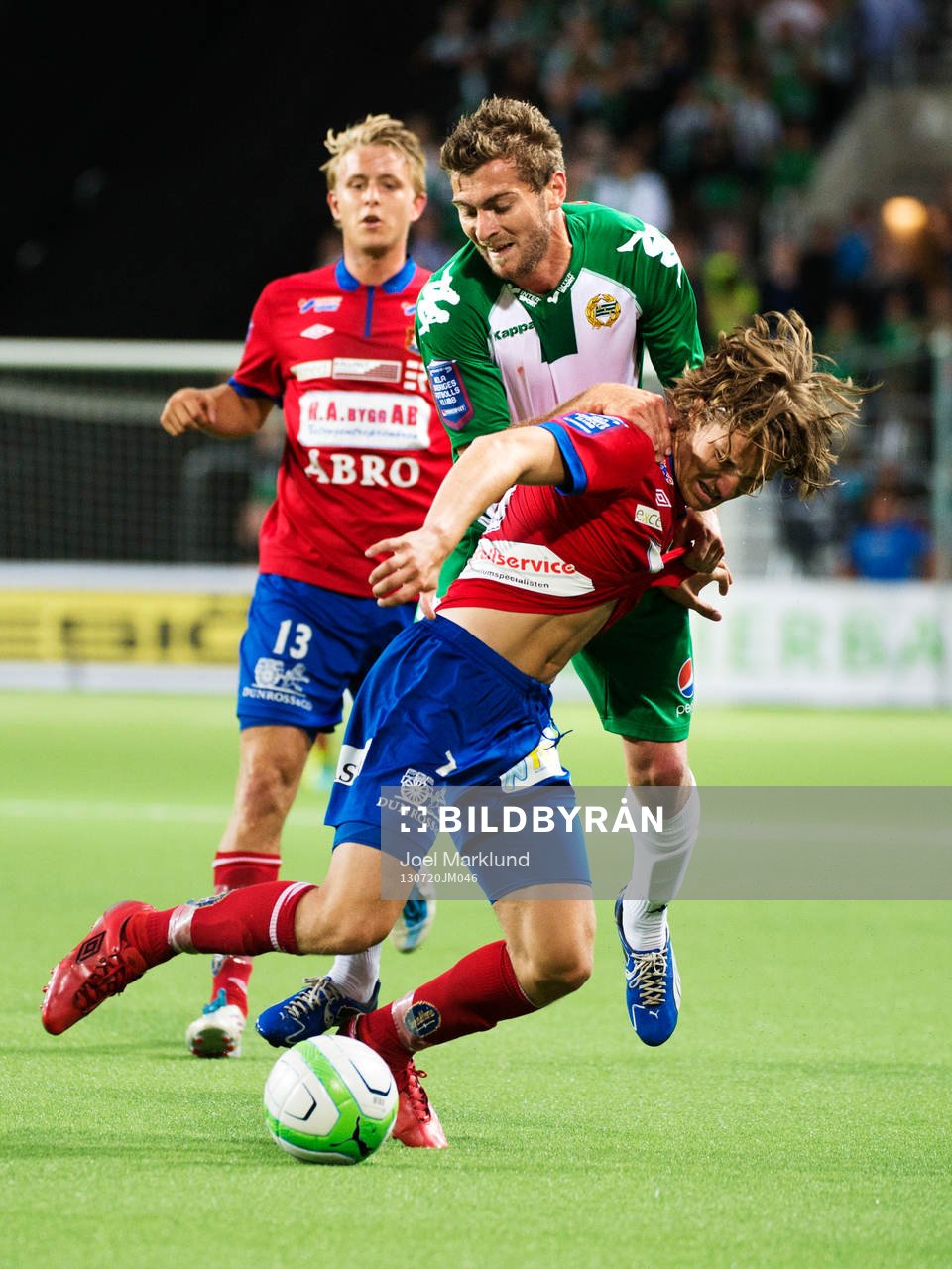 Örgrytes Jakob Lindström utmanas av Hammarbys Christophe