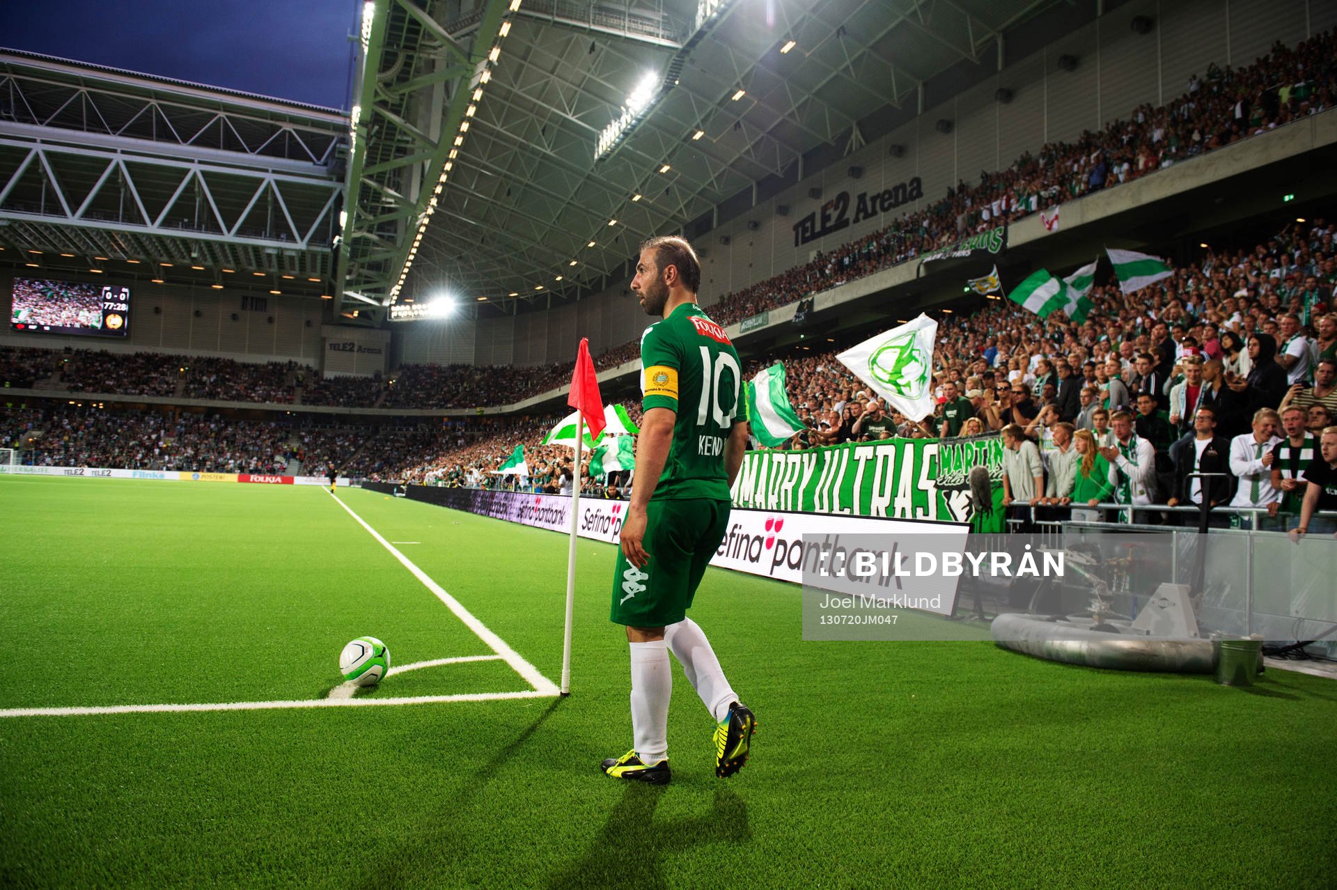 Hammarbys Kennedy Bakircioglü är på väg att slå en hörna under fotbollsmatchen i Superettan mellan Hammarby och Örgryte den 20 juli 2013 i Stockholm.