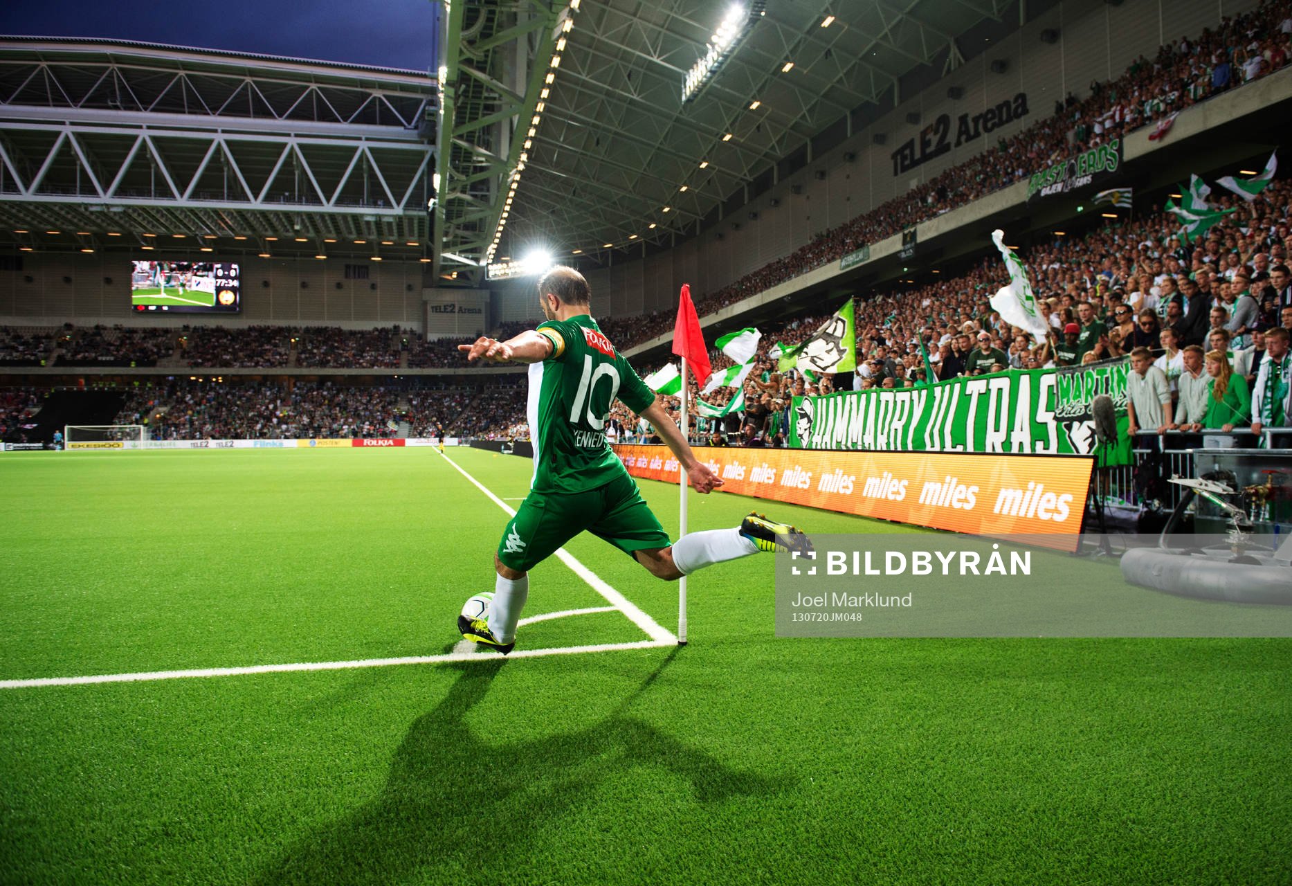 Hammarbys Kennedy Bakircioglü slår en hörna
