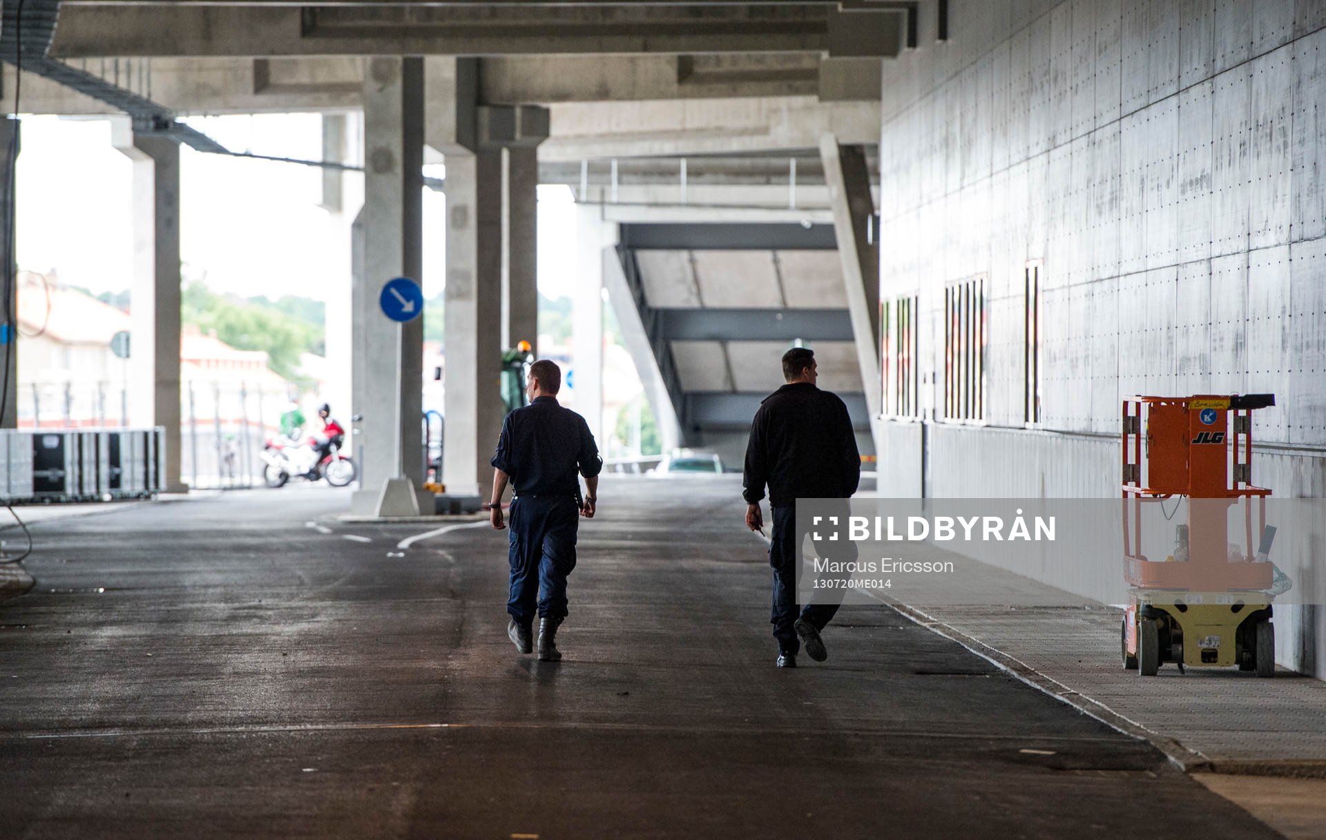 Polisen går runt och undersöker runt arenan innan entrén
