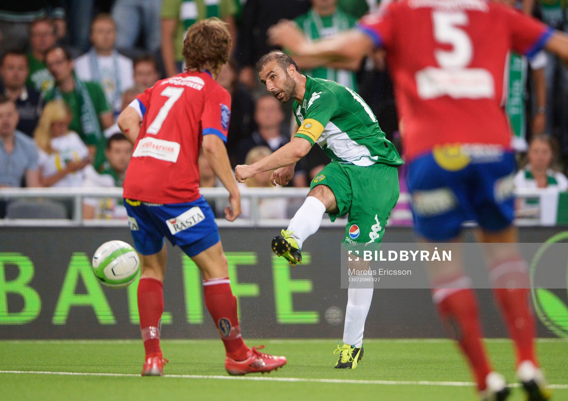 Hammarbys Kennedy Bakircioglü skjuter från håll