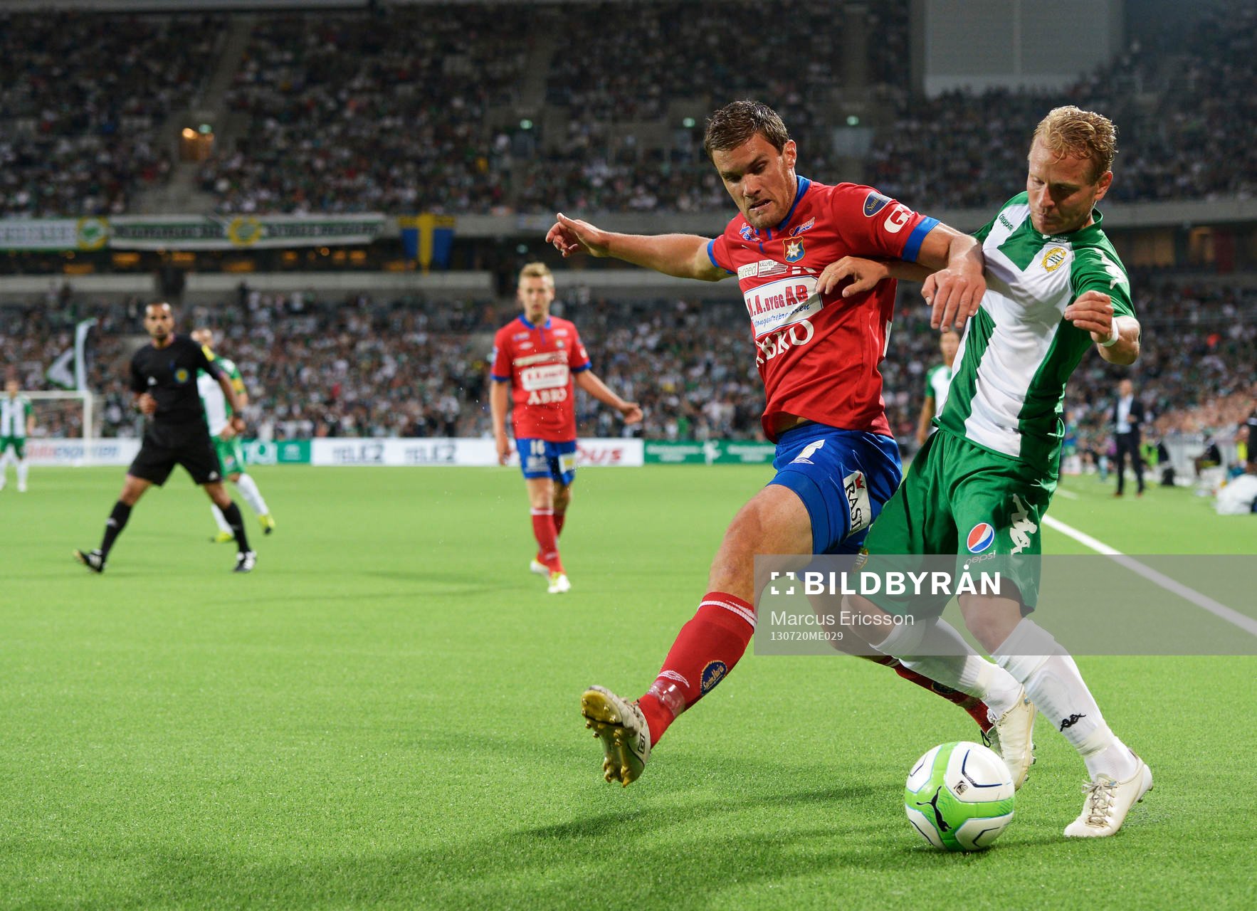 Örgrytes David Leinar bryter ett inlägg från Hammarby