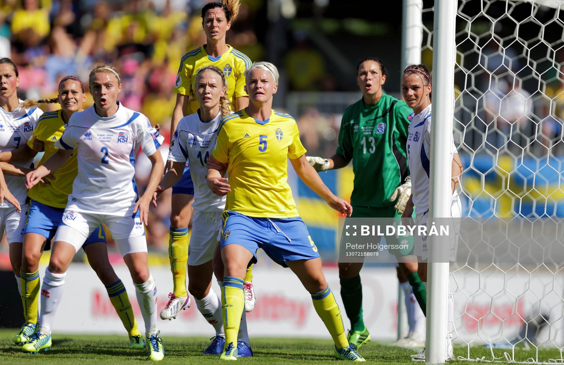 Sveriges Lotta Schelin och Nilla Fischer samt Islands Sif Atladóttir och målvakt Gudbjörg Gunnarsdóttir i kvartsfinalen mellan Sverige och Island under dam-EM i fotboll 21 juli 2013 i Halmstad.