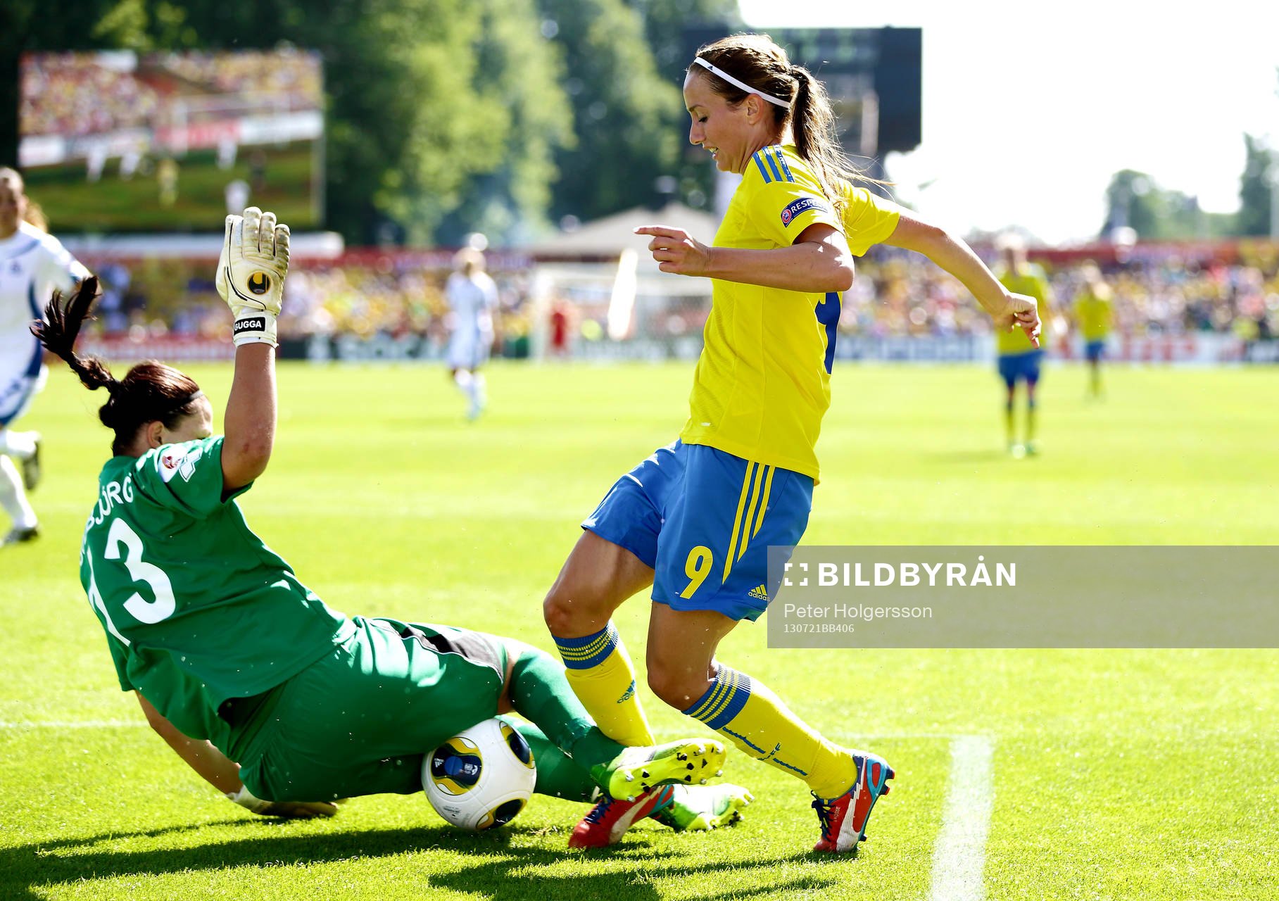Sveriges Kosovare Asllani och Islands målvakt Gudbjörg