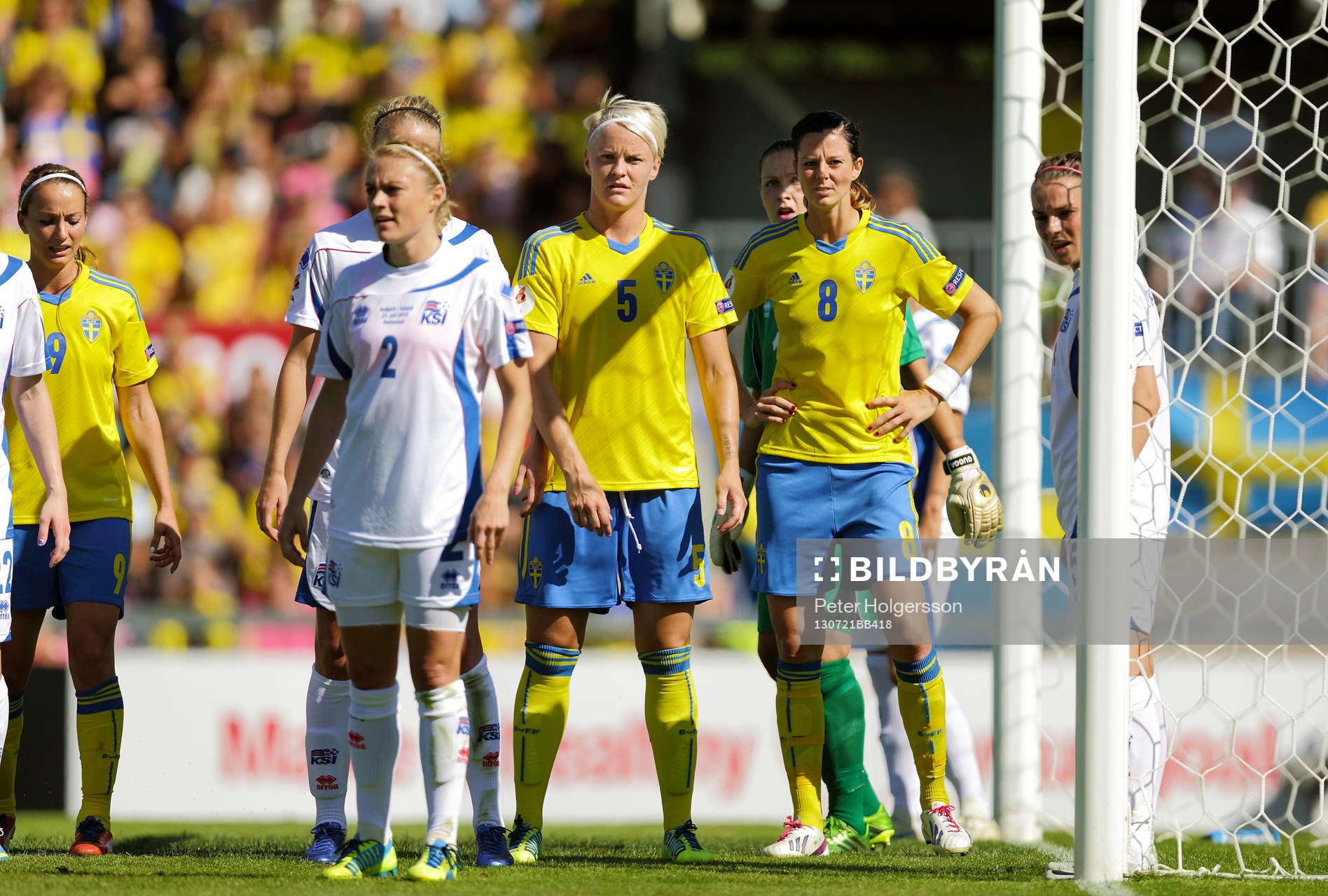 Sveriges Nilla Fischer intil Lotta Schelin i kvartsfinalen
