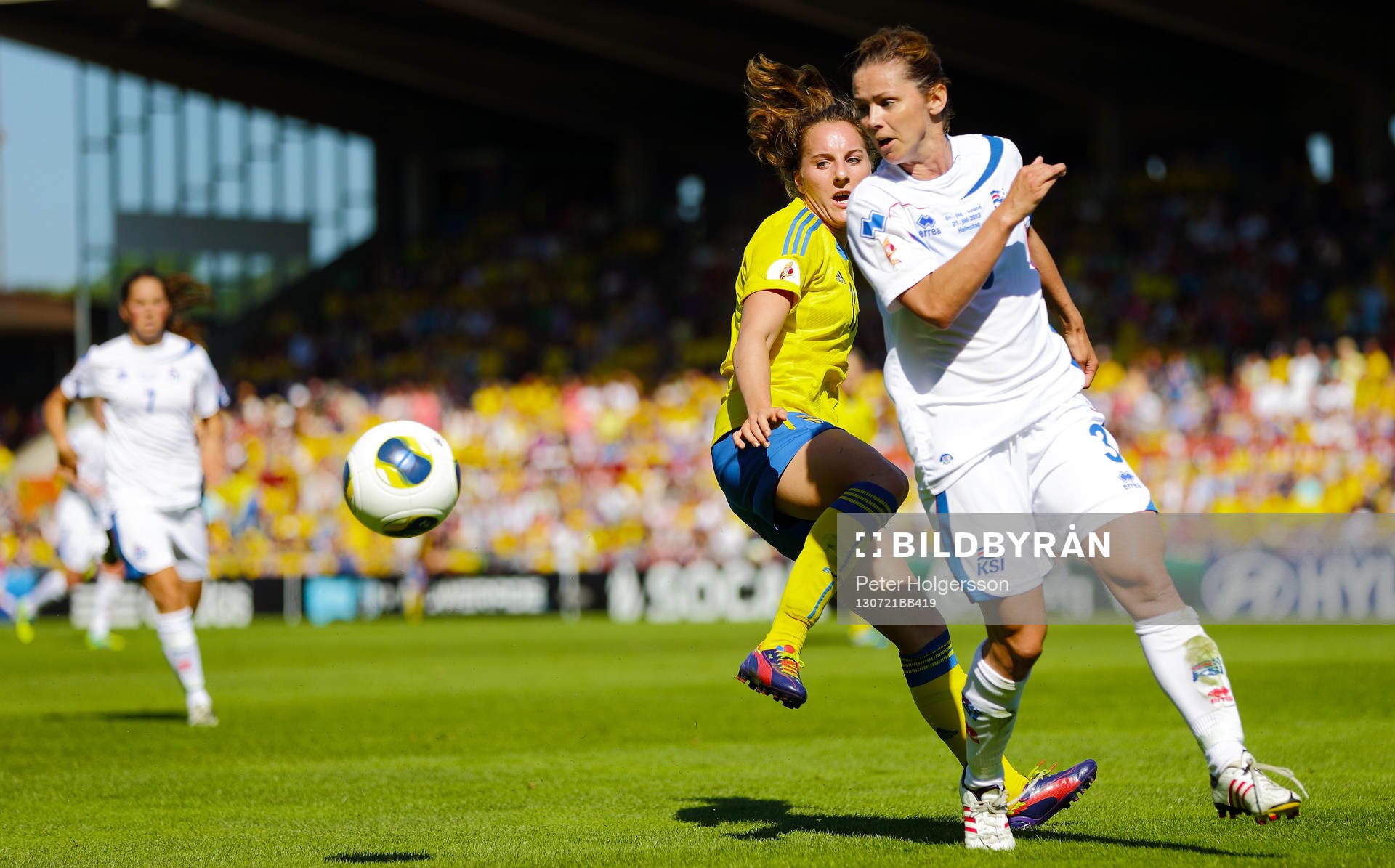Sveriges Lina Nilsson och Islands Ólína Vidarsdóttir i kvartsfinalen mellan Sverige och Island under dam-EM i fotboll 21 juli 2013 i Halmstad.