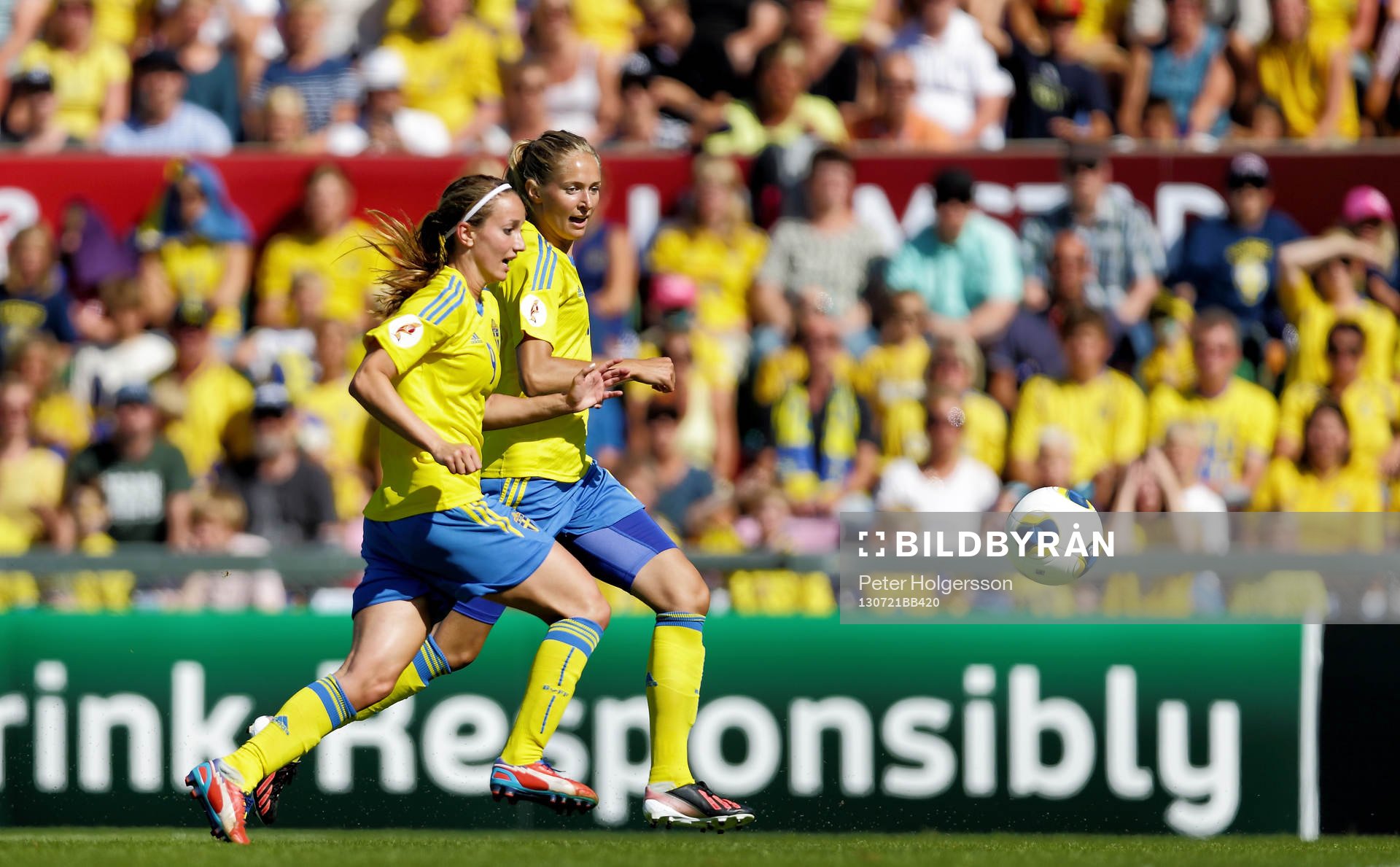 Sveriges Kosovare Asllani och Emmelie Konradsson i