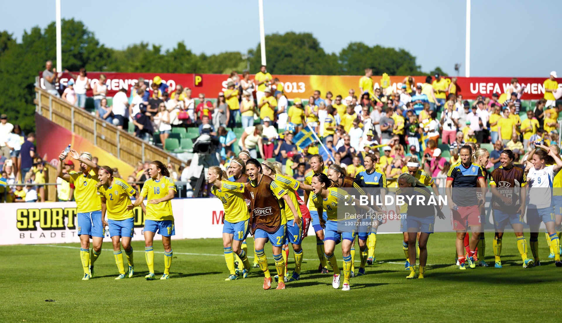 Svenska laget tackar publiken i kvartsfinalen mellan
