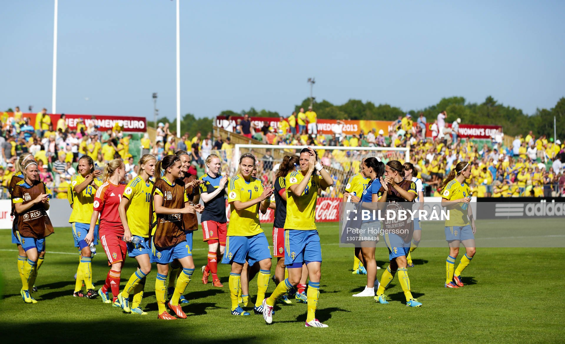 Svenska laget tackar publiken i kvartsfinalen mellan