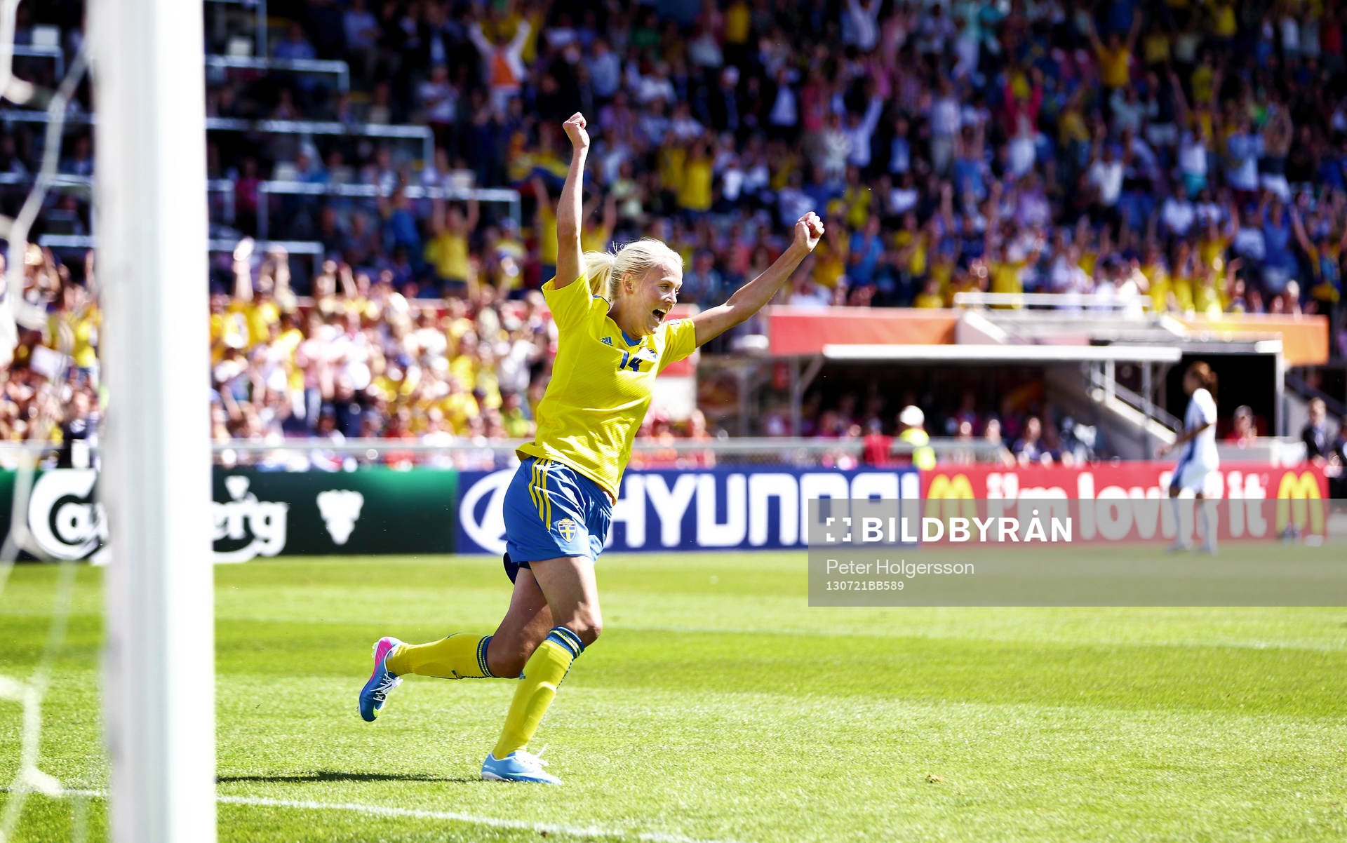 Mål 3-0 av Sveriges Josefine Öqvist som jublar i