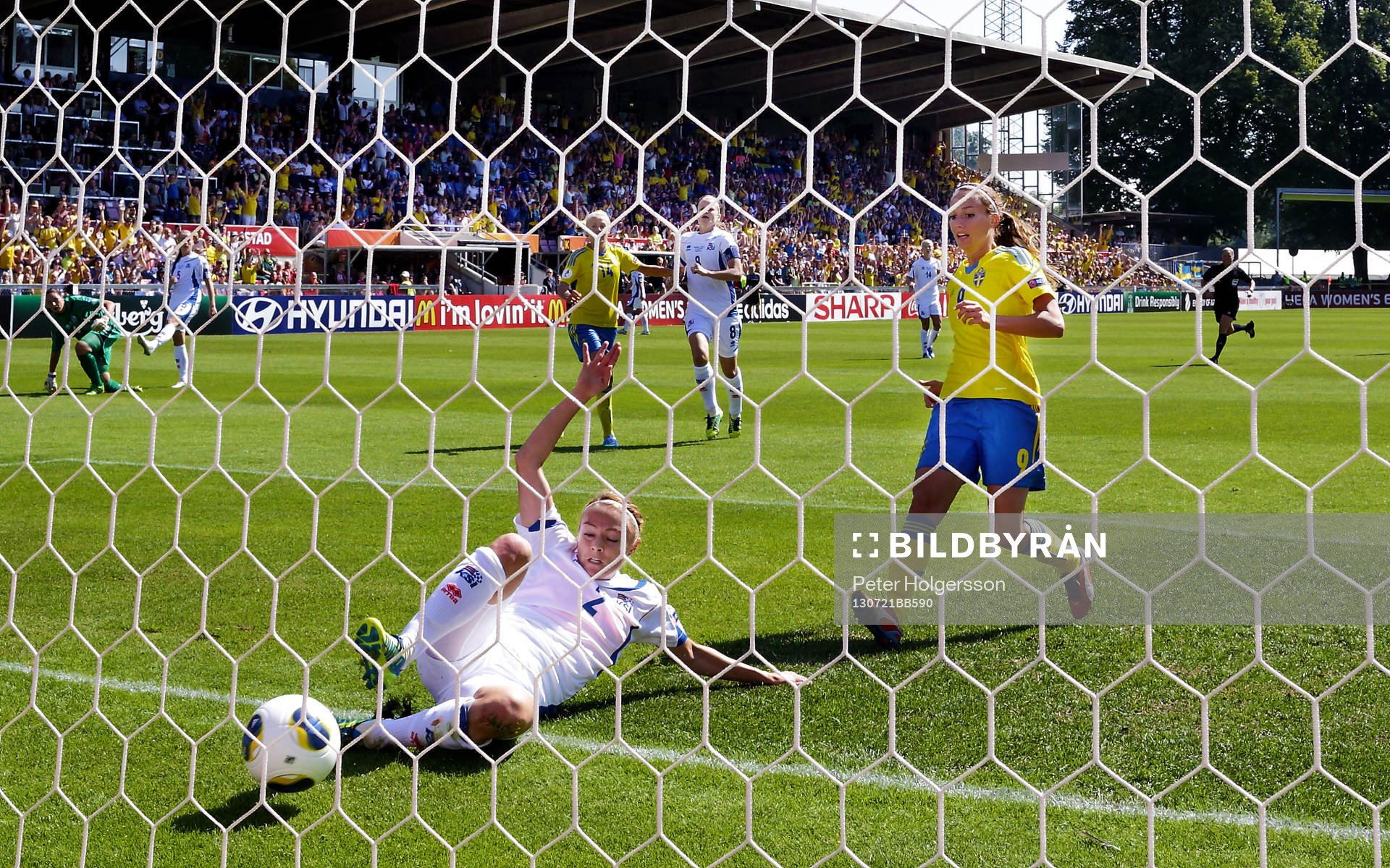 Mål 3-0 av Sveriges Josefine Öqvist, i förgrunden Islands Sif Atladóttir och Sveriges Kosovare Asllani i kvartsfinalen mellan Sverige och Island under dam-EM i fotboll 21 juli 2013 i Halmstad.