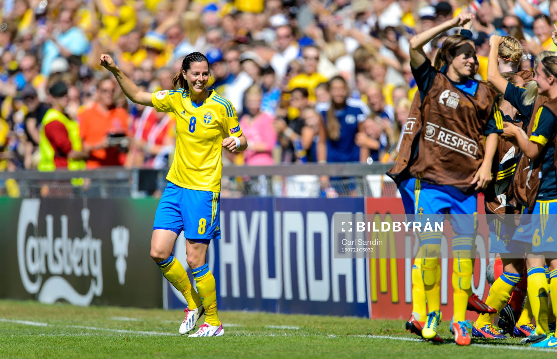 Sveriges Lotta Schelin dansar med spelarna på bänken