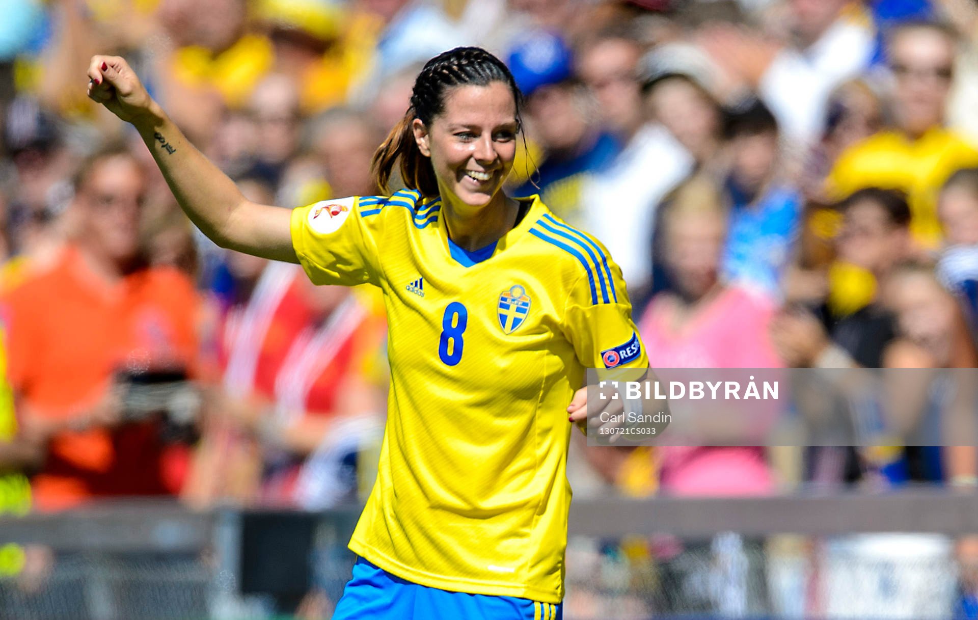 Sveriges Lotta Schelin dansar med spelarna på bänken