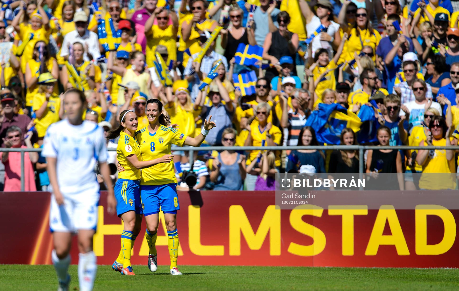 Sveriges Kosovare Asllani och Lotta Schelin firar