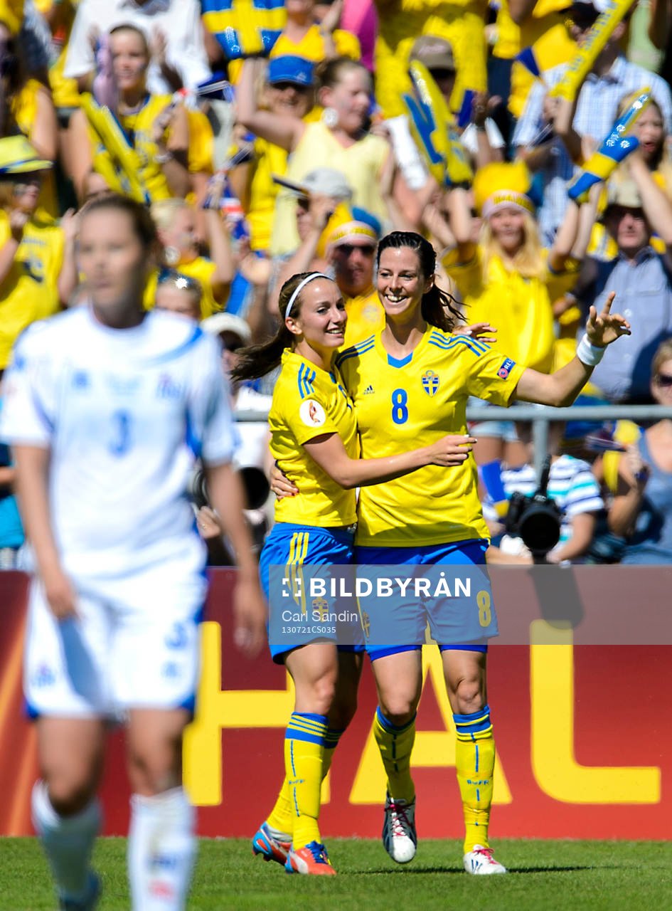 Sveriges Kosovare Asllani och Lotta Schelin firar