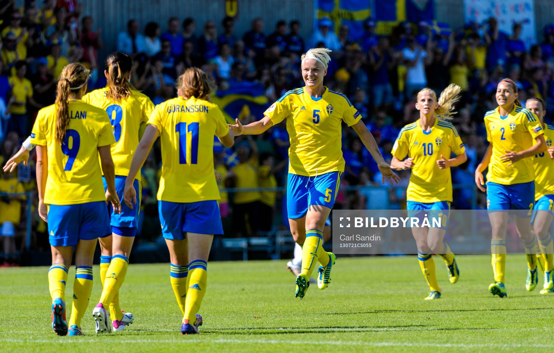 Sveriges Nilla Fischer springer mot Lotta Schelin