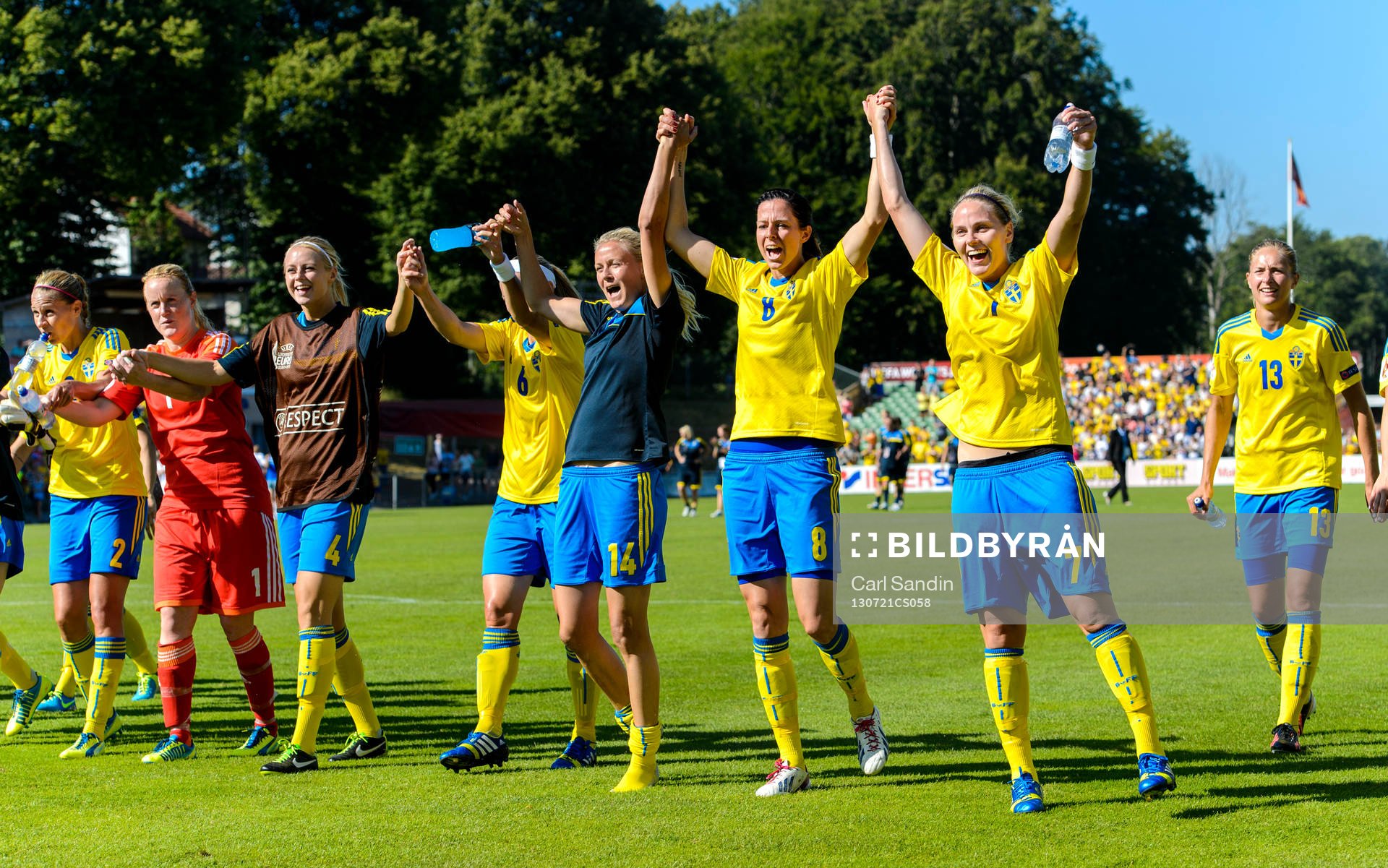 Sverige tackar publiken efter efter kvartsfinalen mellan Sverige och Island under dam-EM i fotboll 21 juli 2013 i Halmstad.