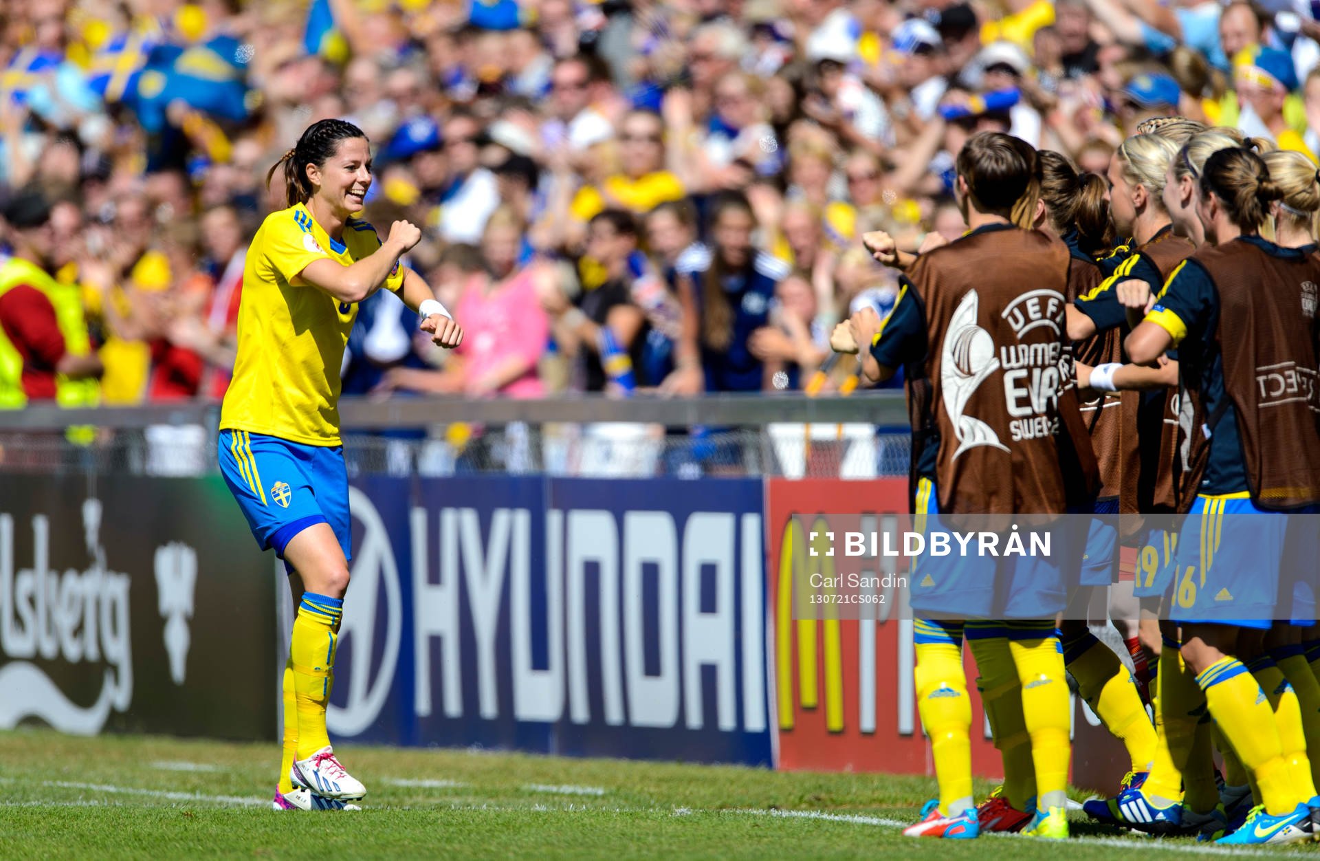 Sveriges Lotta Schelin dansar med spelarna på bänken efter sitt 3-0-mål i kvartsfinalen mellan Sverige och Island under dam-EM i fotboll 21 juli 2013 i Halmstad.