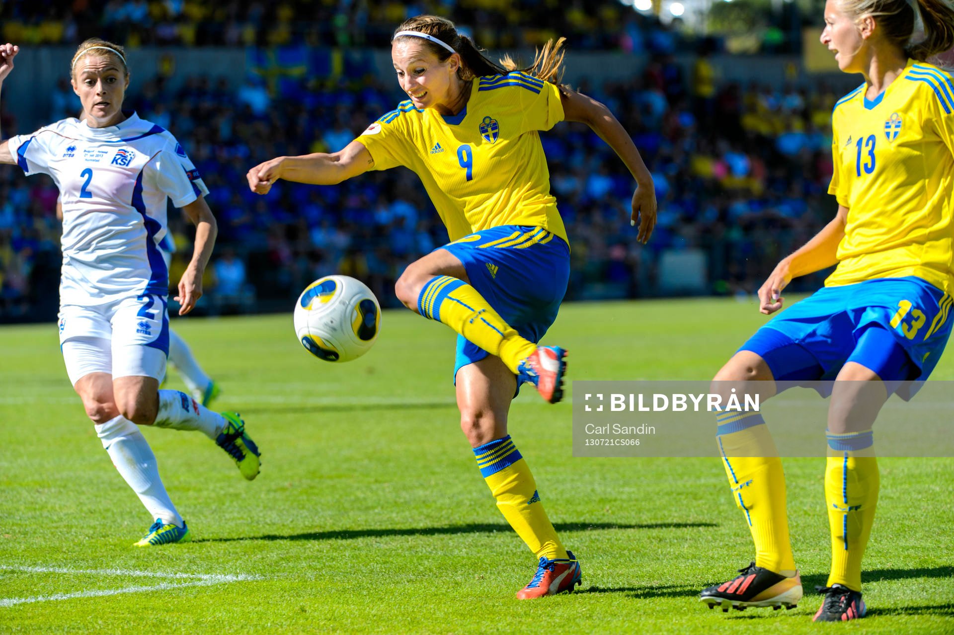 Sveriges Kosovare Asllani laddar för skott mot islands